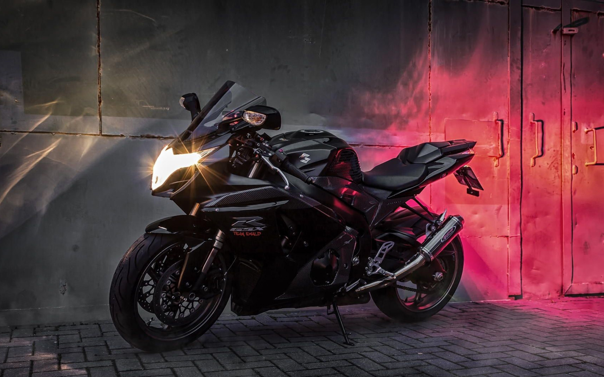 Suzuki GSX-R1000, Superbike garage, Black motorcycle, High-quality resolution, 1920x1200 HD Desktop