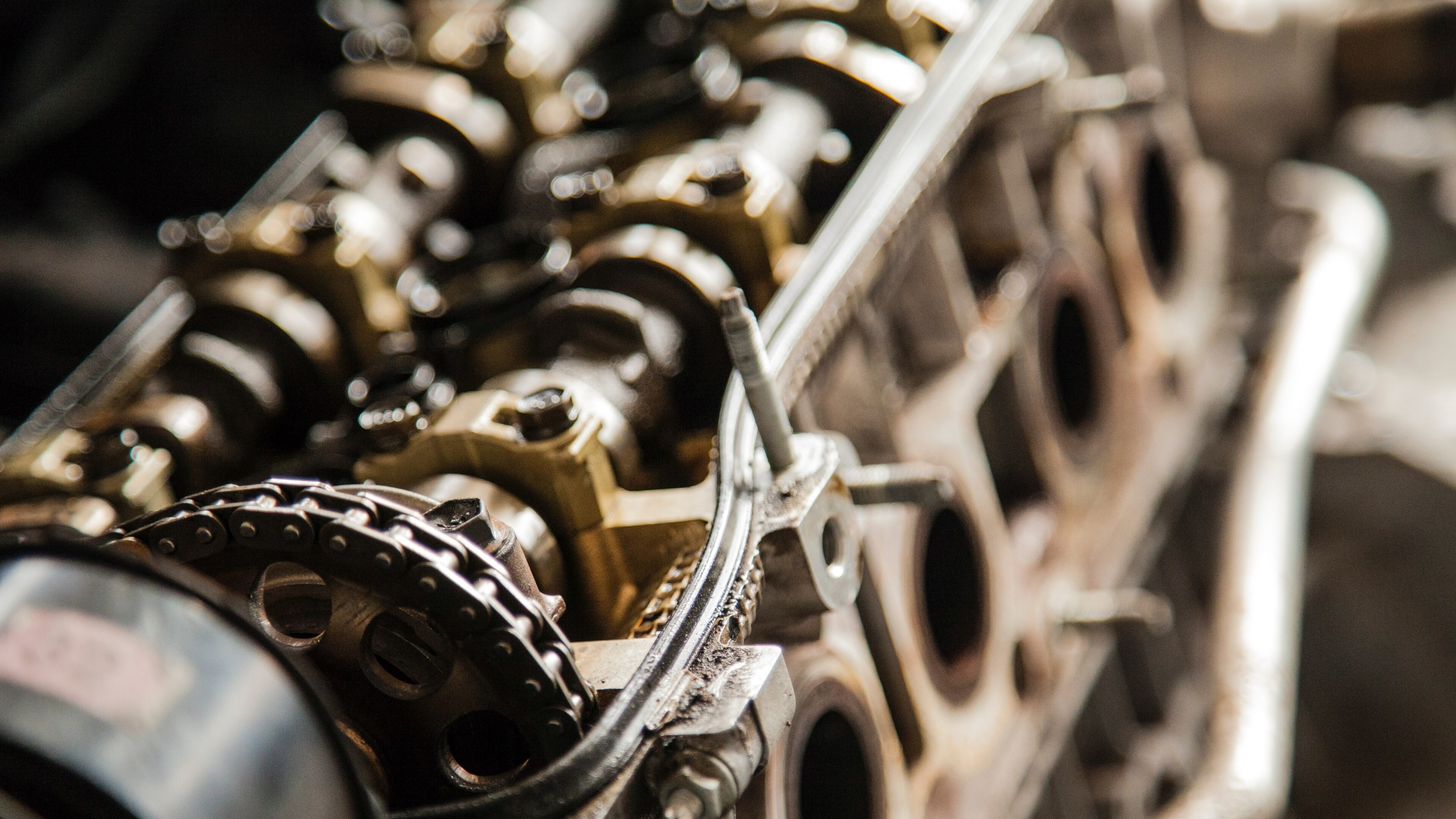 Gear: A vintage looking metal machine engine block with cogs, A transmission. 3840x2160 4K Background.