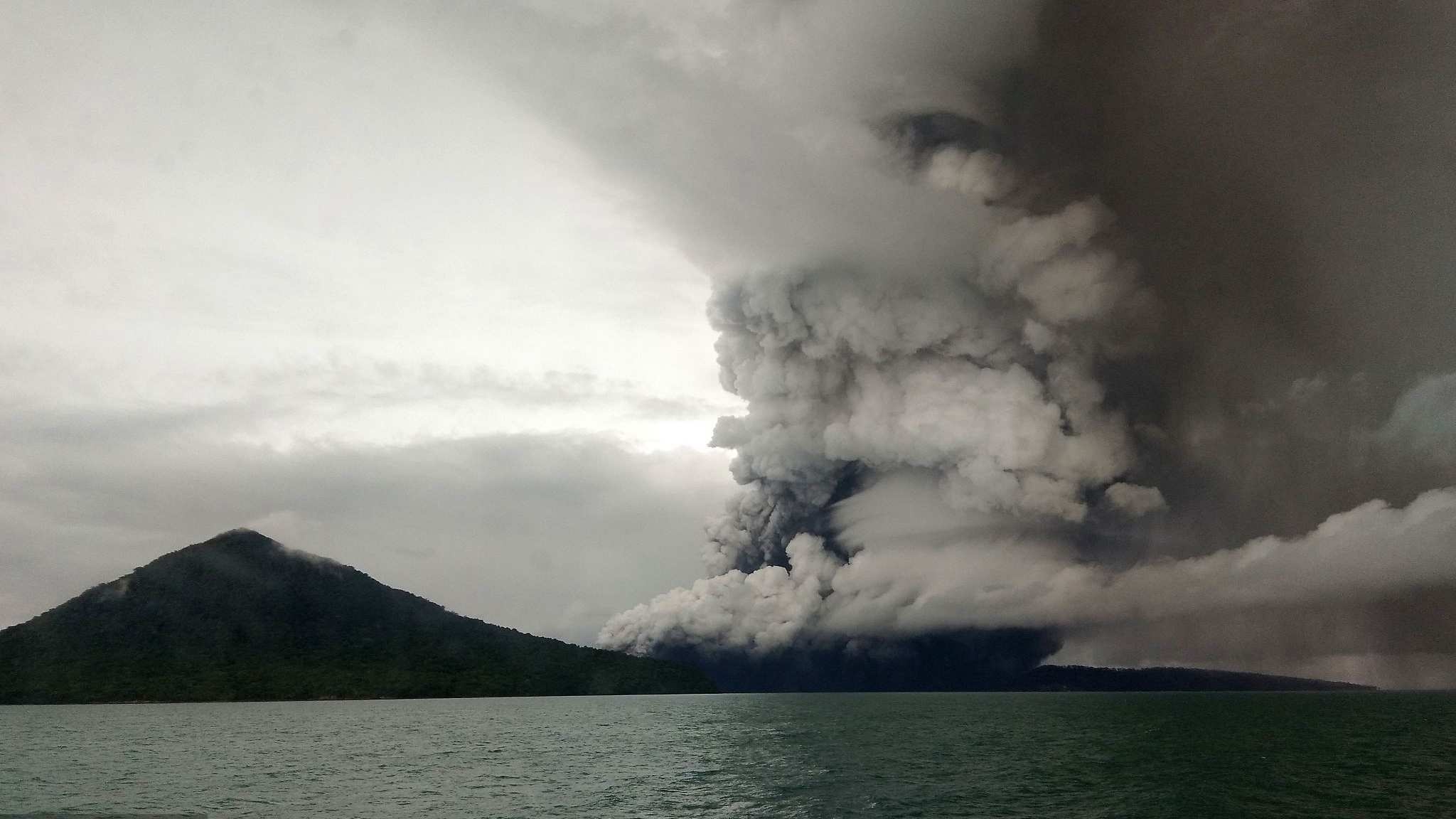 Krakatoa eruption, Flights diversion, Volcanic activity, Indonesia, 2050x1160 HD Desktop
