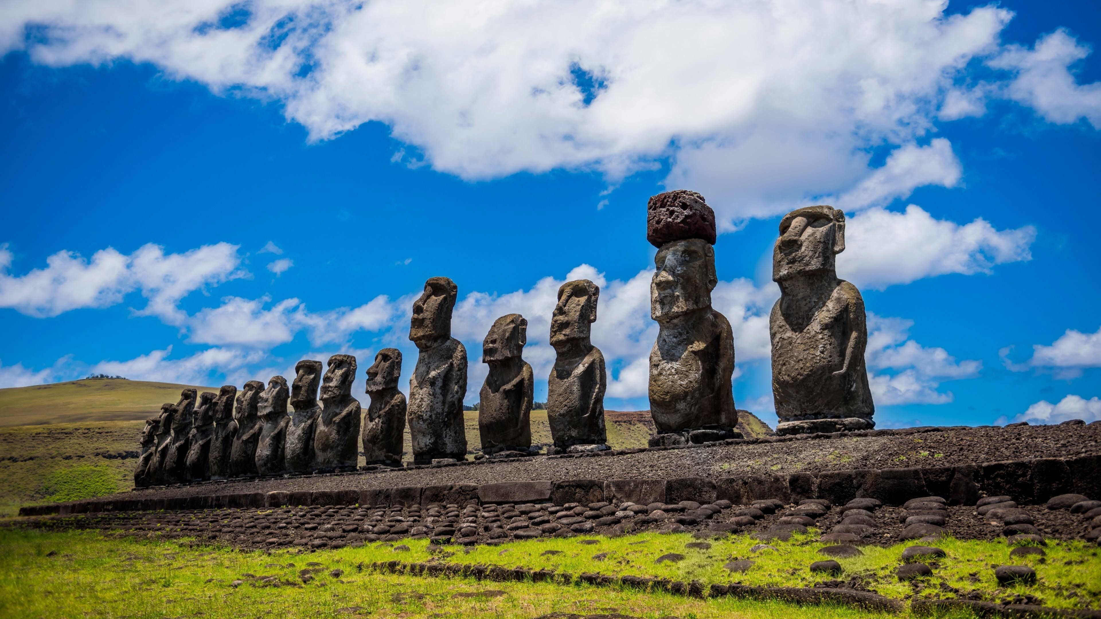 Moai: Monolithic human figures carved by the Rapa Nui people. 3840x2160 4K Wallpaper.