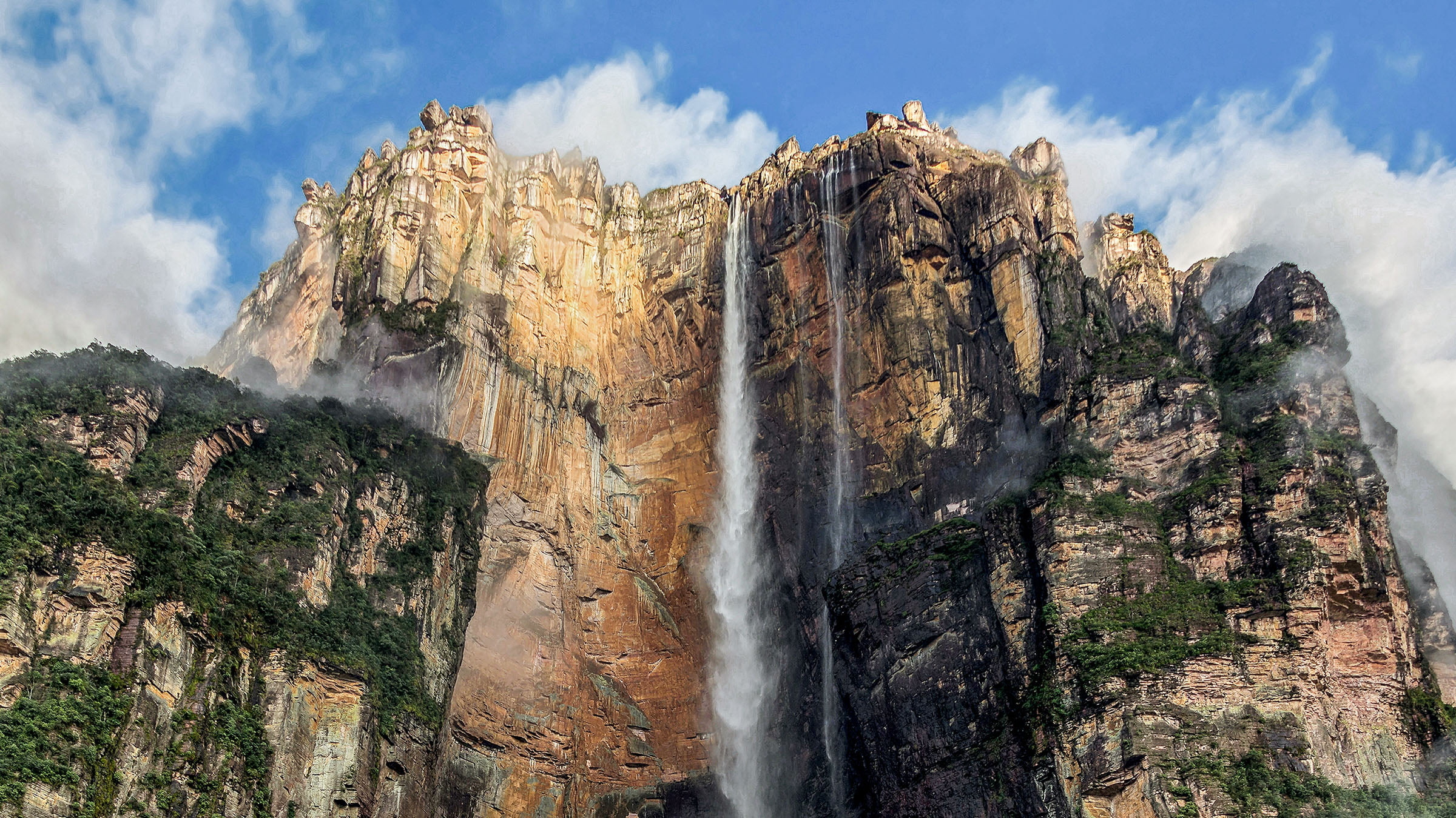 Водопады по высоте в мире. Водопад Анхель. Венесуэльский водопад Анхель. Водопад сальто Анхель Венесуэла. Водопад Анхель самый высокий водопад в мире.