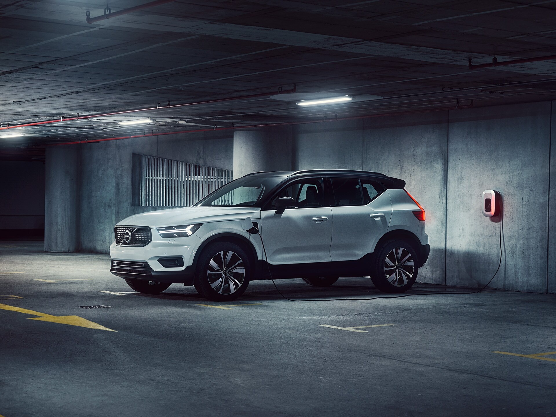 Volvo XC40, Recharge plug-in hybrid, Sustainable driving, Premium features, 1920x1440 HD Desktop