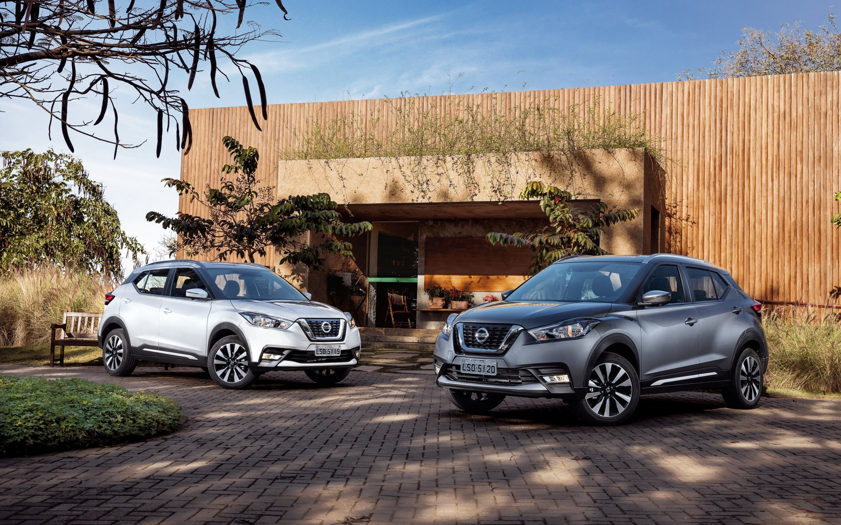 Nissan Kicks, 2016 model, Crossovers, White and gray color options, 2880x1800 HD Desktop
