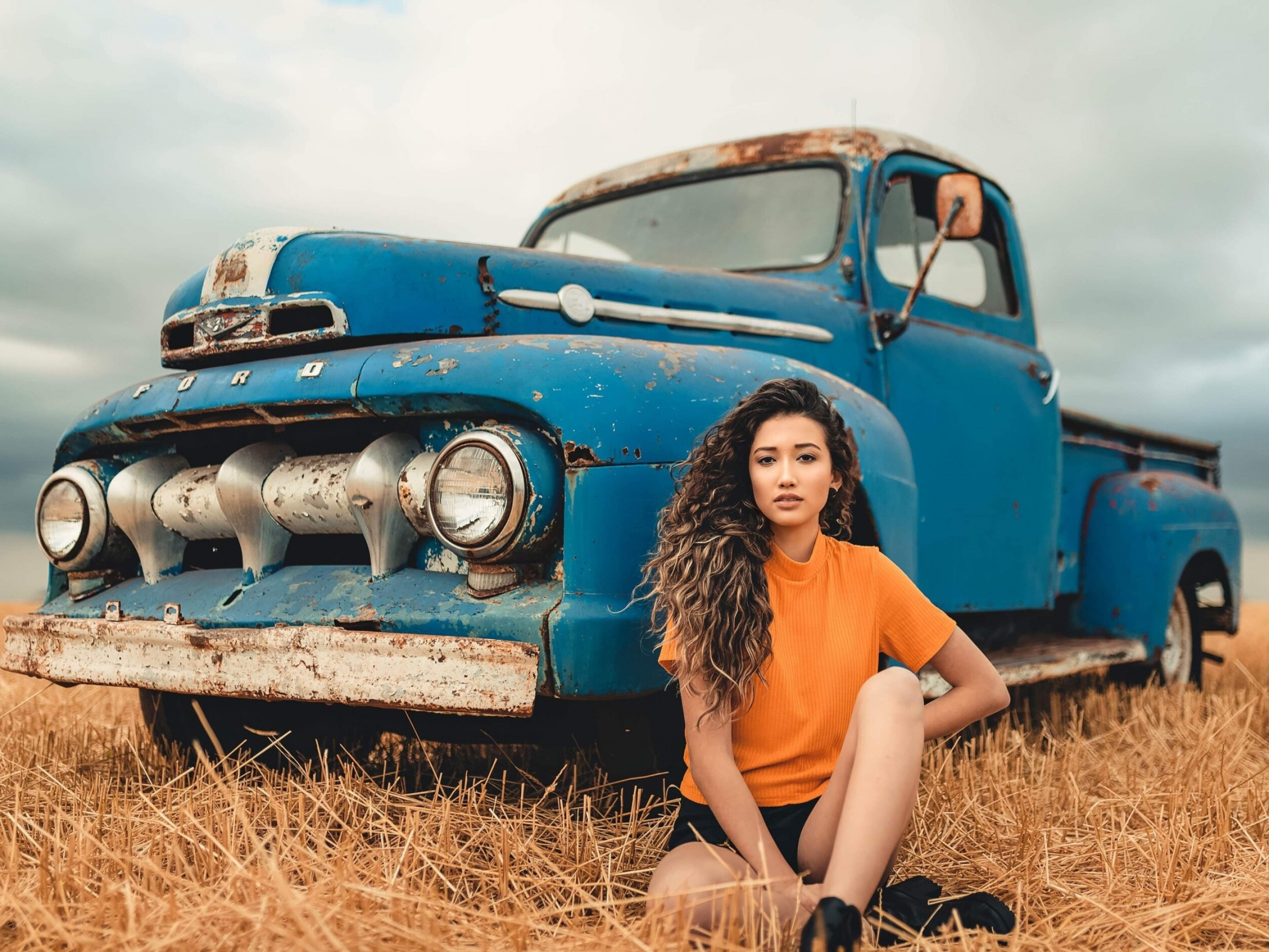 Girls and Trucks: Vintage Ford car, Rusty vehicle, Stubble field, The short stalks left standing after corn has been cut. 2800x2100 HD Background.