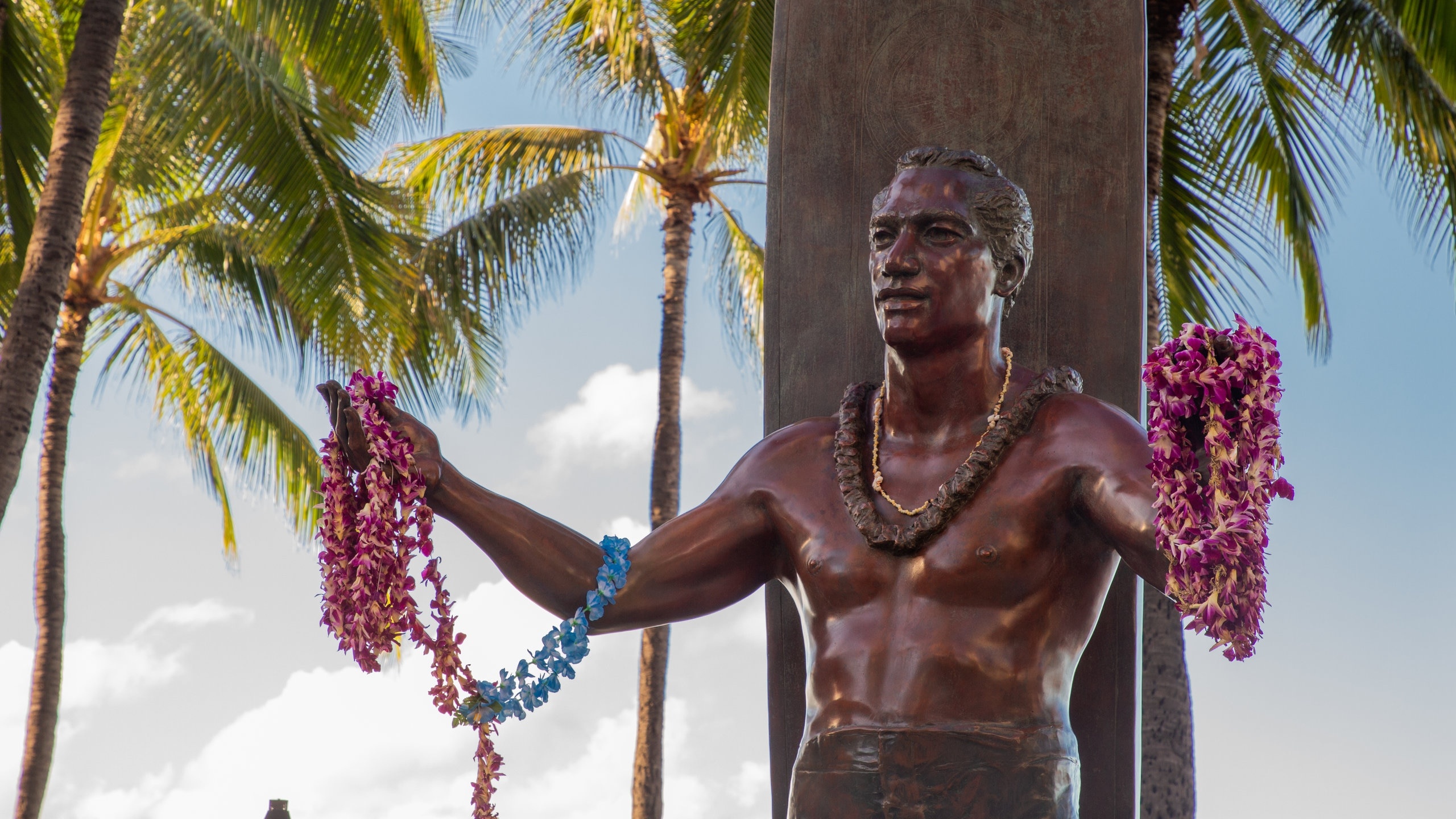 Duke Kahanamoku, Statue in Honolulu, Vacation rental guide, Beachside bliss, 2560x1440 HD Desktop
