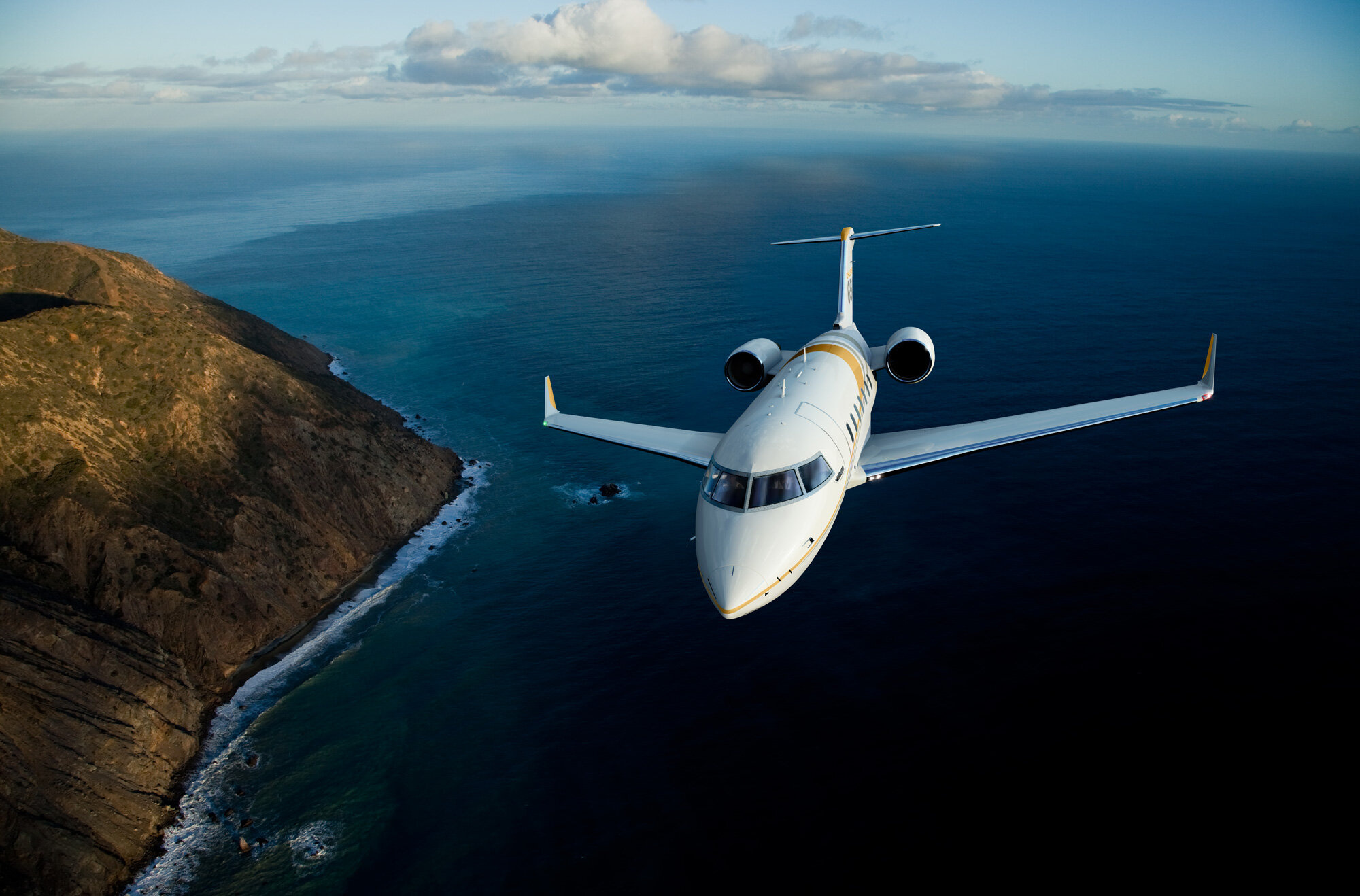 Bombardier Challenger 605, Private jet travel, Air Dynamic, 2000x1320 HD Desktop