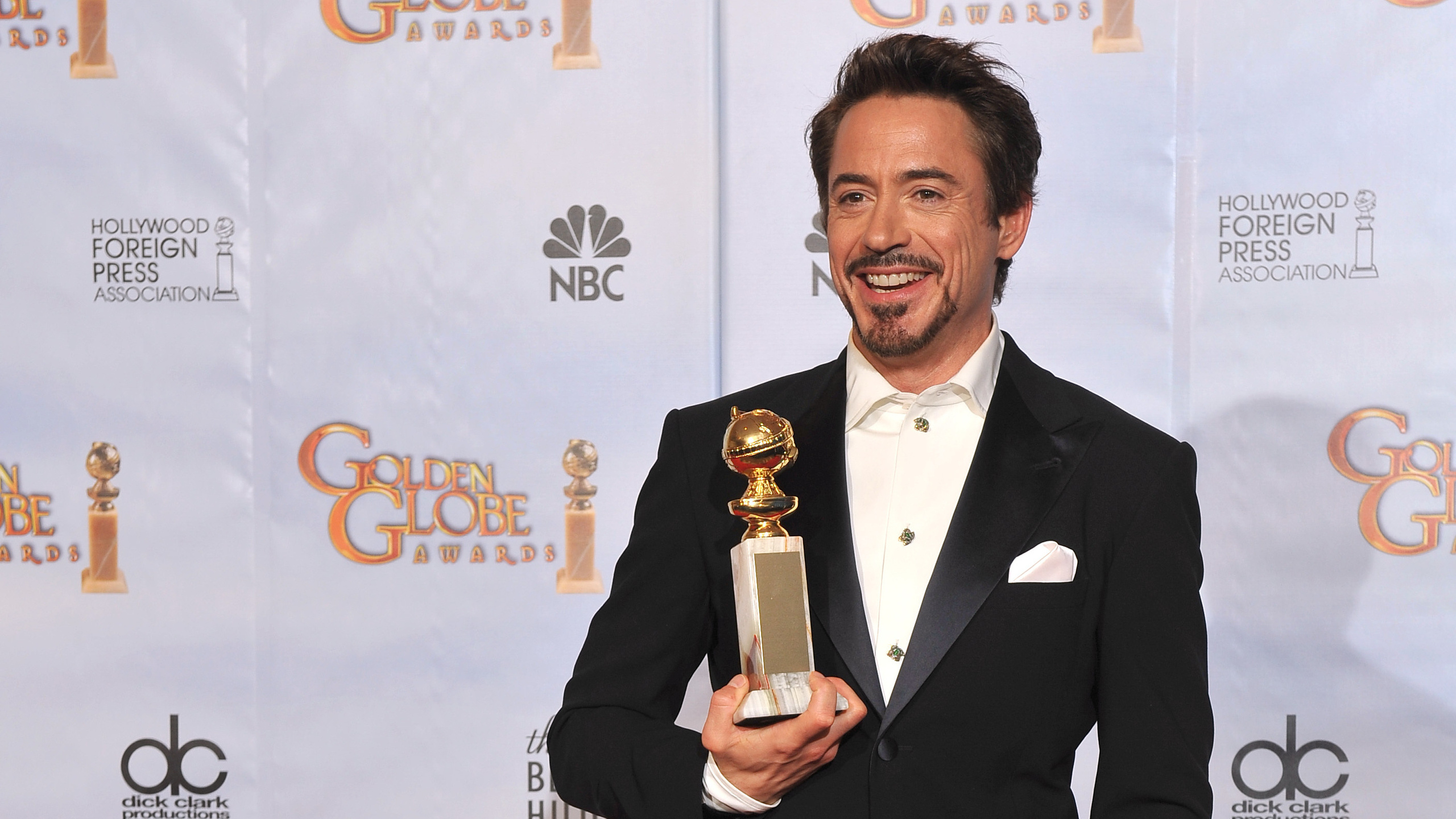 Robert Downey Jr.: The title character in Guy Ritchie's Sherlock Holmes, The second Golden Globe, 2009. 2560x1440 HD Wallpaper.