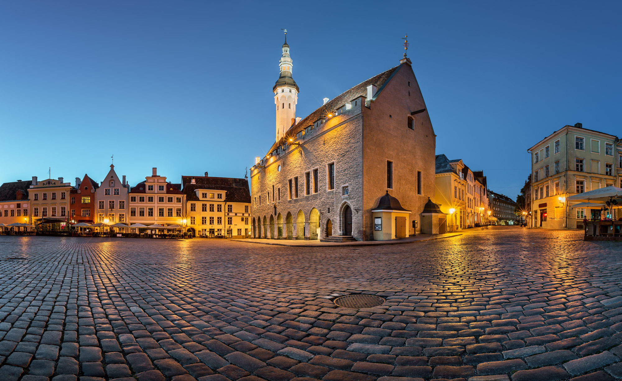 Das Rathaus von Tallinn, ein historisches Juwel in Estland, 2000x1230 HD Desktop