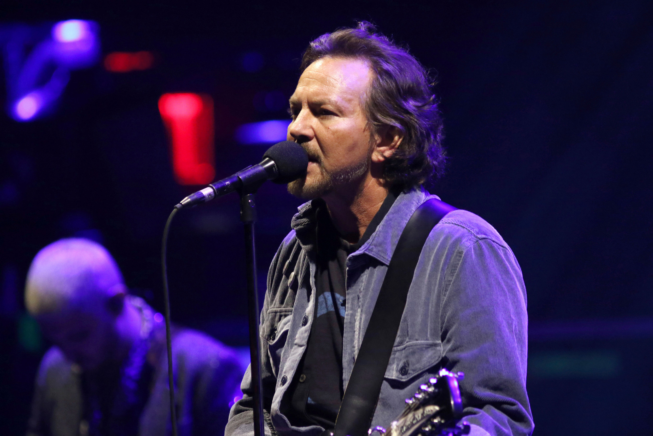 Pearl Jam, Eddie Vedder, Earthling solo, Emotional performance, 2500x1670 HD Desktop