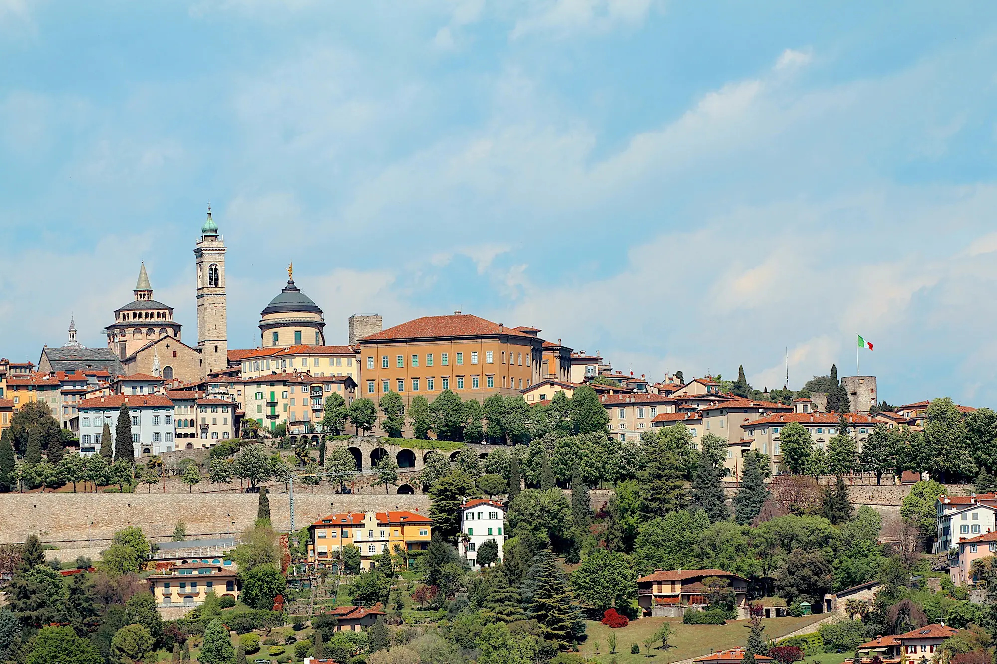 Bergamo travels, Heart of Bergamo, Gold and black style, Captivating charm, 2000x1340 HD Desktop