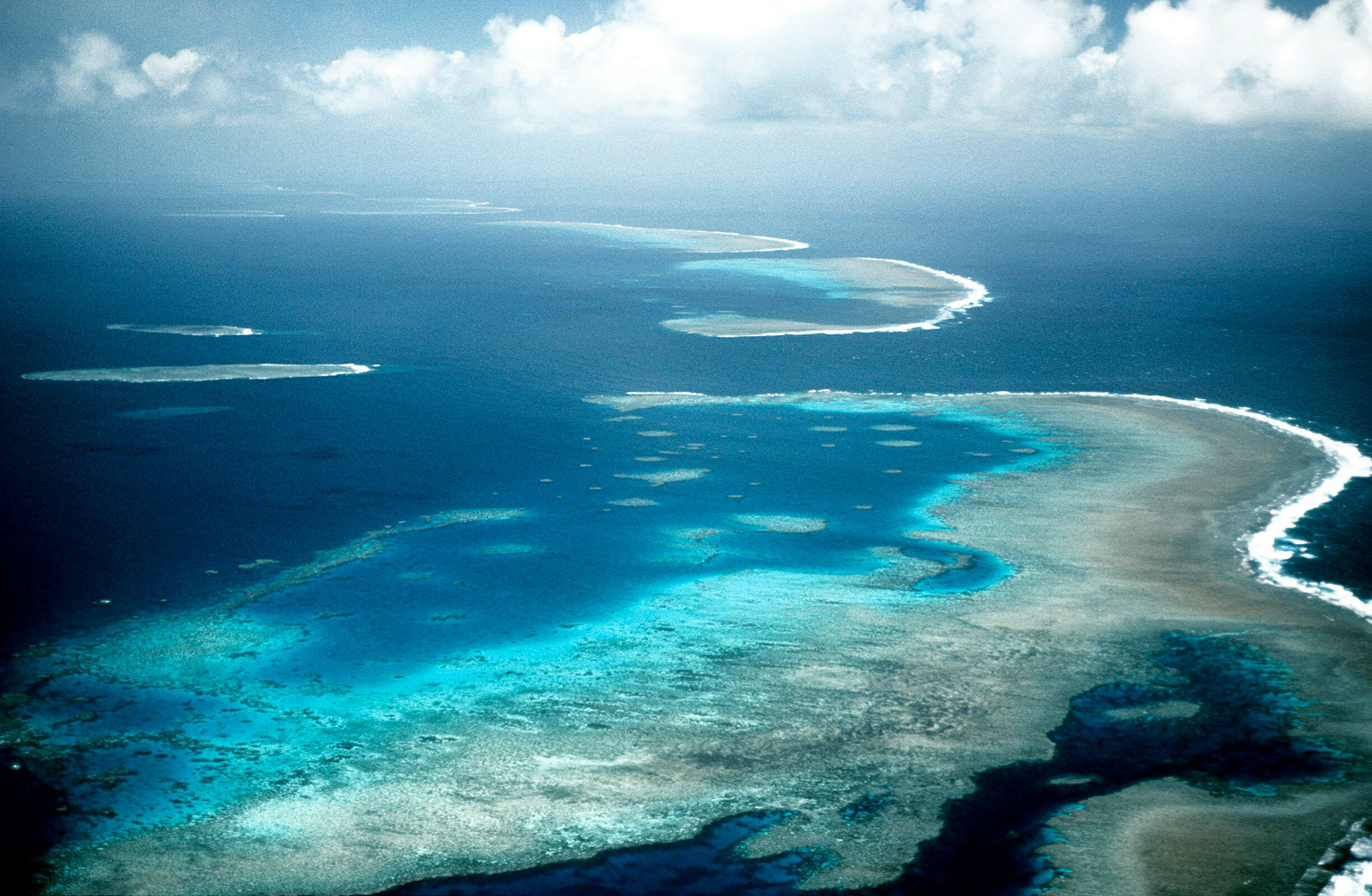 Great Barrier Reef: Seascape, One of the most spectacular maritime scenery in the world. 2450x1600 HD Wallpaper.