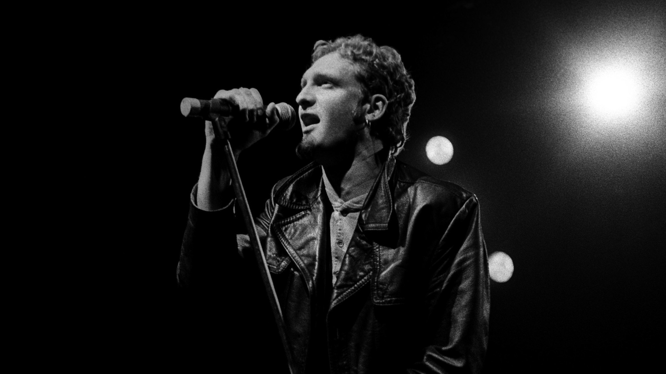 Layne Staley, Mesmerizing vocals, Music wallpapers, Captivating images, 2290x1290 HD Desktop