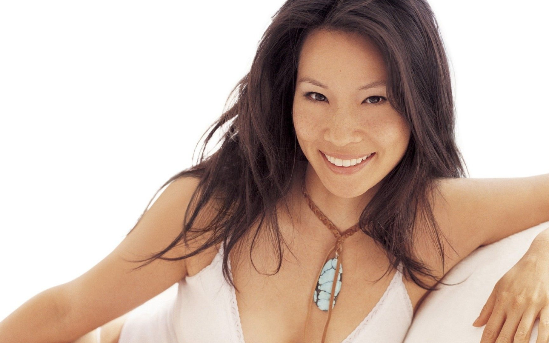 Lucy Liu: Made her Broadway debut in the Tony Award–winning play God of Carnage as Annette, 2010. 1920x1200 HD Background.