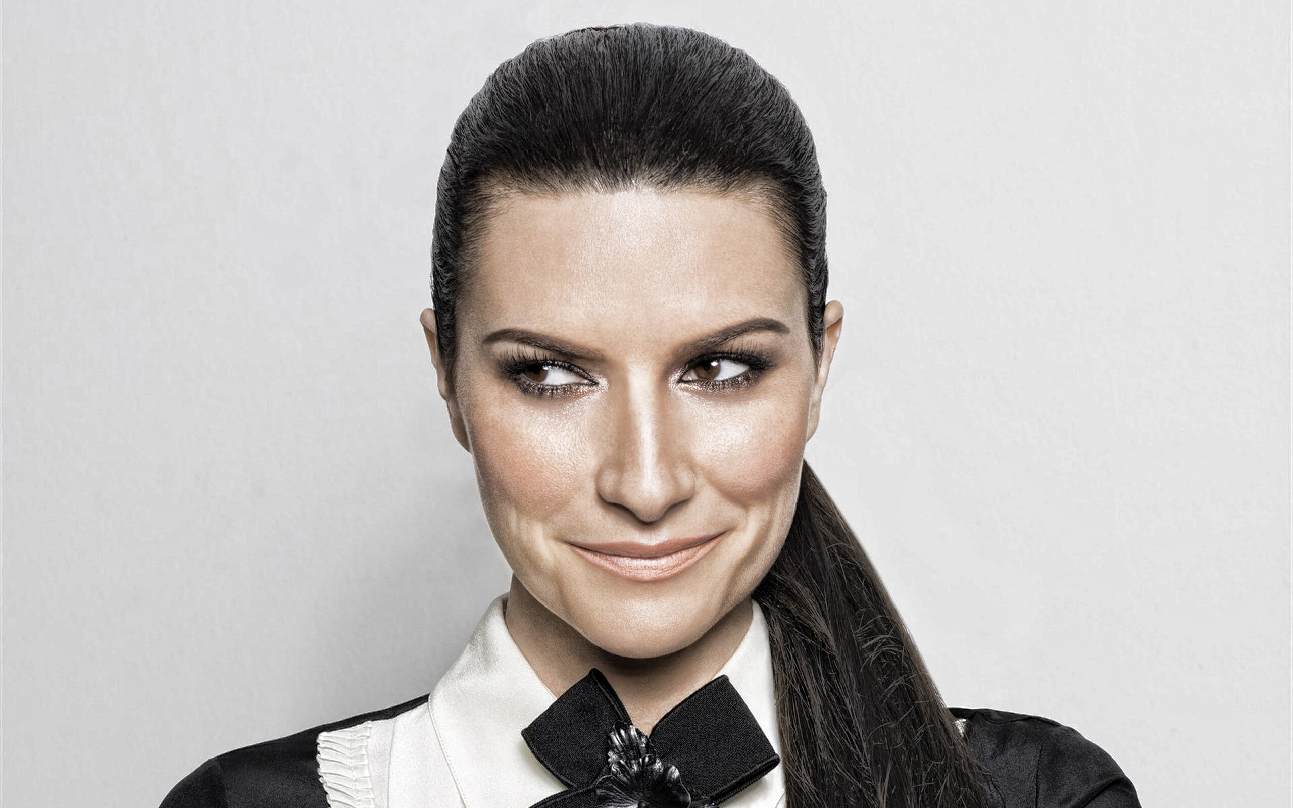 Laura Pausini: Mostly performs in Italian and Spanish, but also by having recorded and sung songs in Portuguese, English, French, German, Latin, Chinese, Catalan, Neapolitan, Romagnol, and Sicilian. 2560x1600 HD Wallpaper.