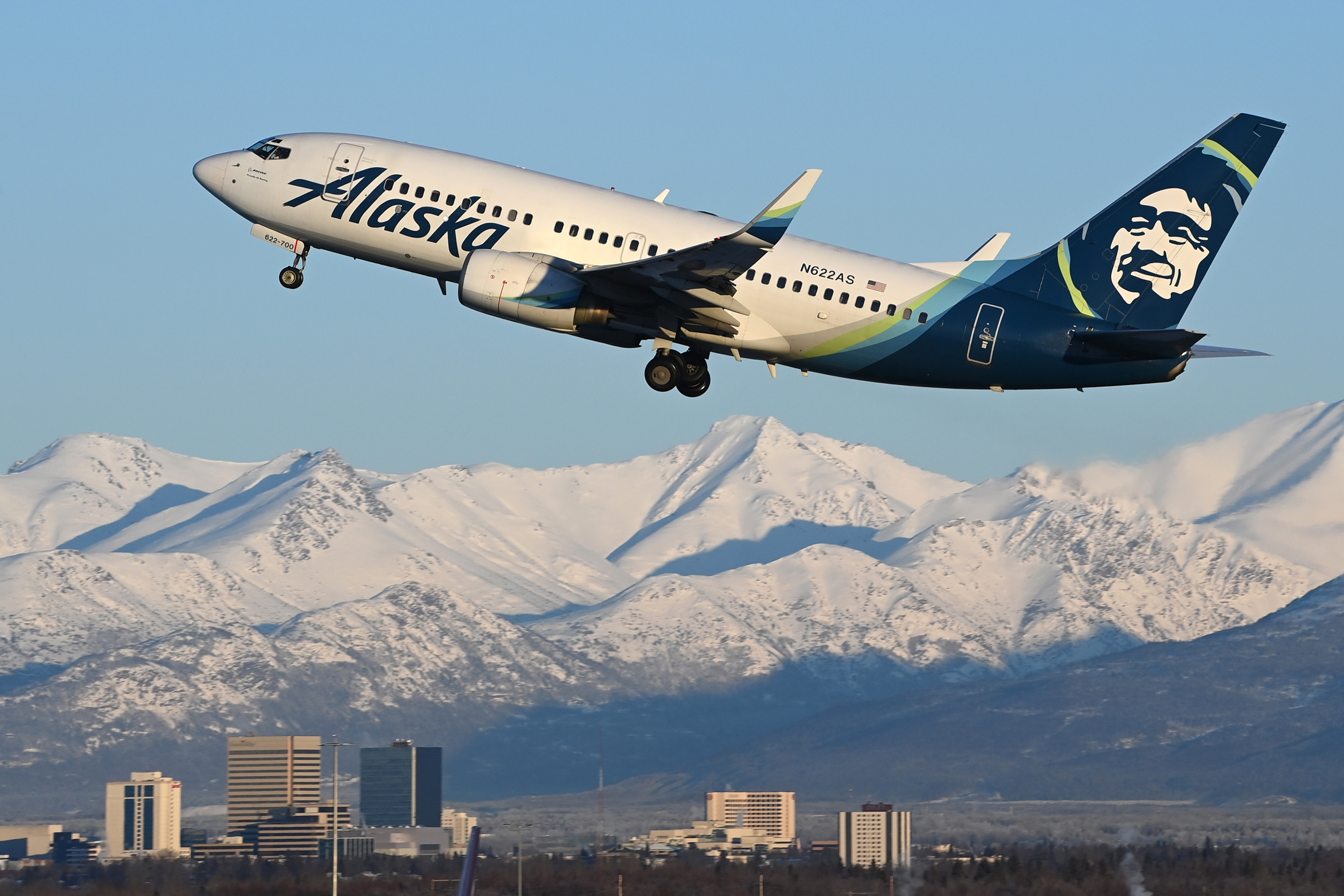 Alaska Airlines, Pilot perspectives, Route changes, Airline operations, 2700x1800 HD Desktop