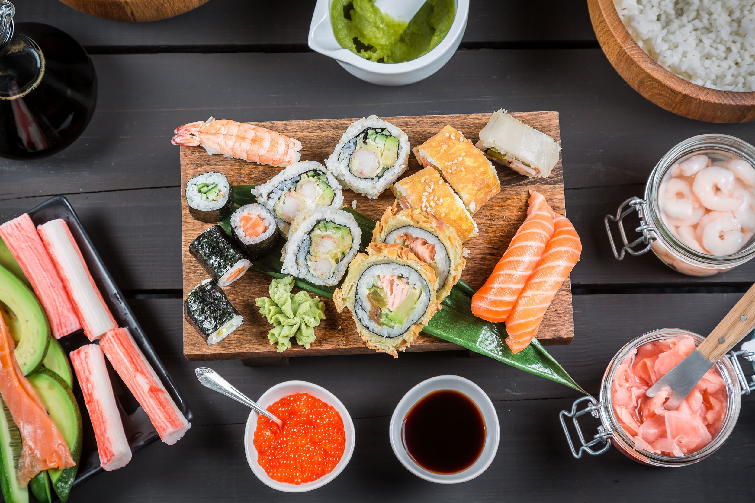 Sushi: Makizushi, Caviar, Soy sauce, Japanese food. 2500x1670 HD Wallpaper.