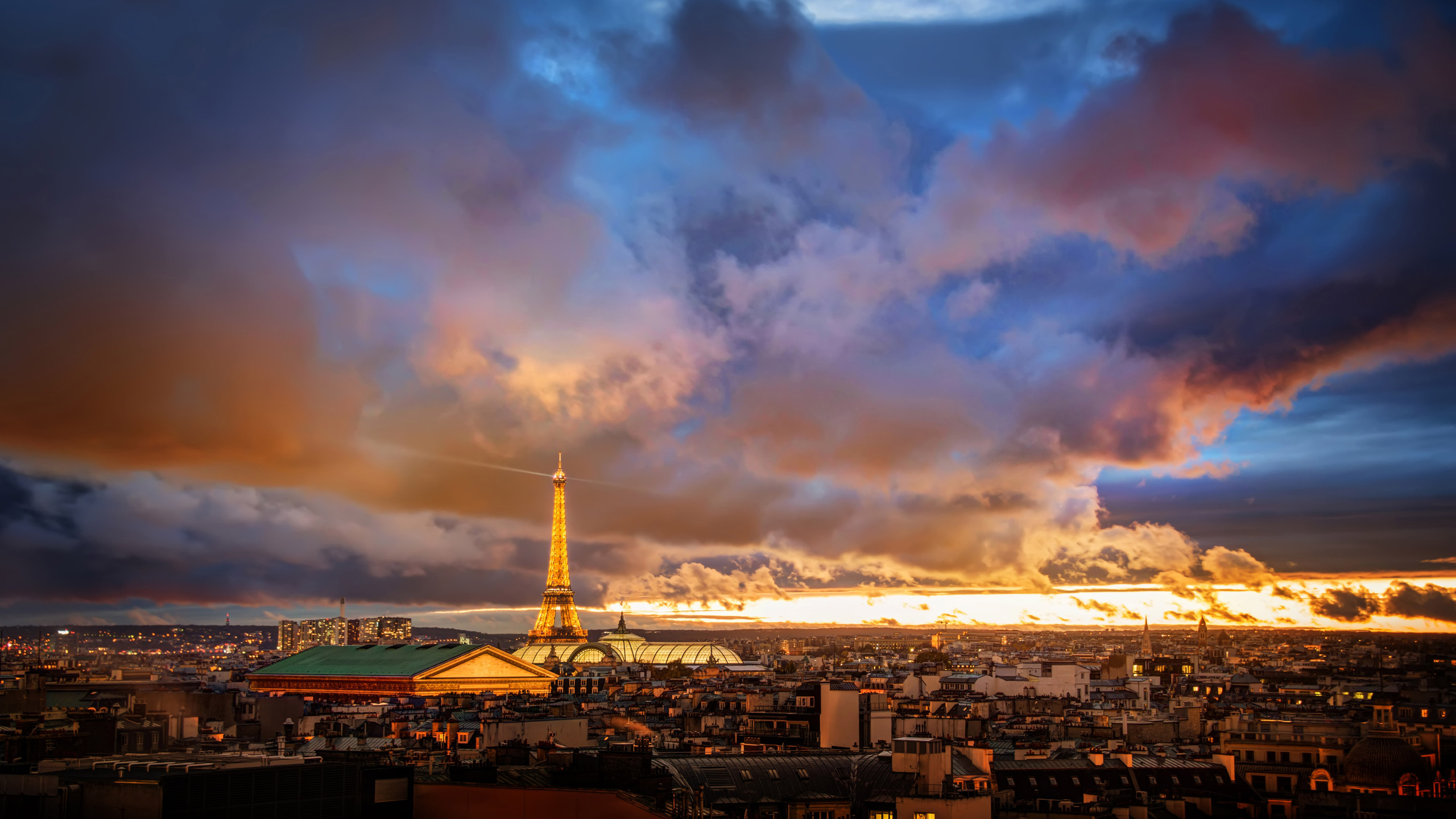 Paris: A major international air transport hub with the 5th busiest airport system in the world. 2560x1440 HD Wallpaper.