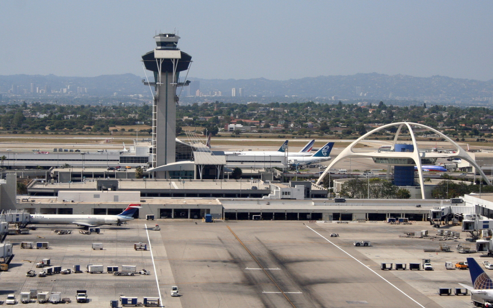 Los Angeles International Airport, Modern terminal, Efficient operations, Travel convenience, 1920x1200 HD Desktop