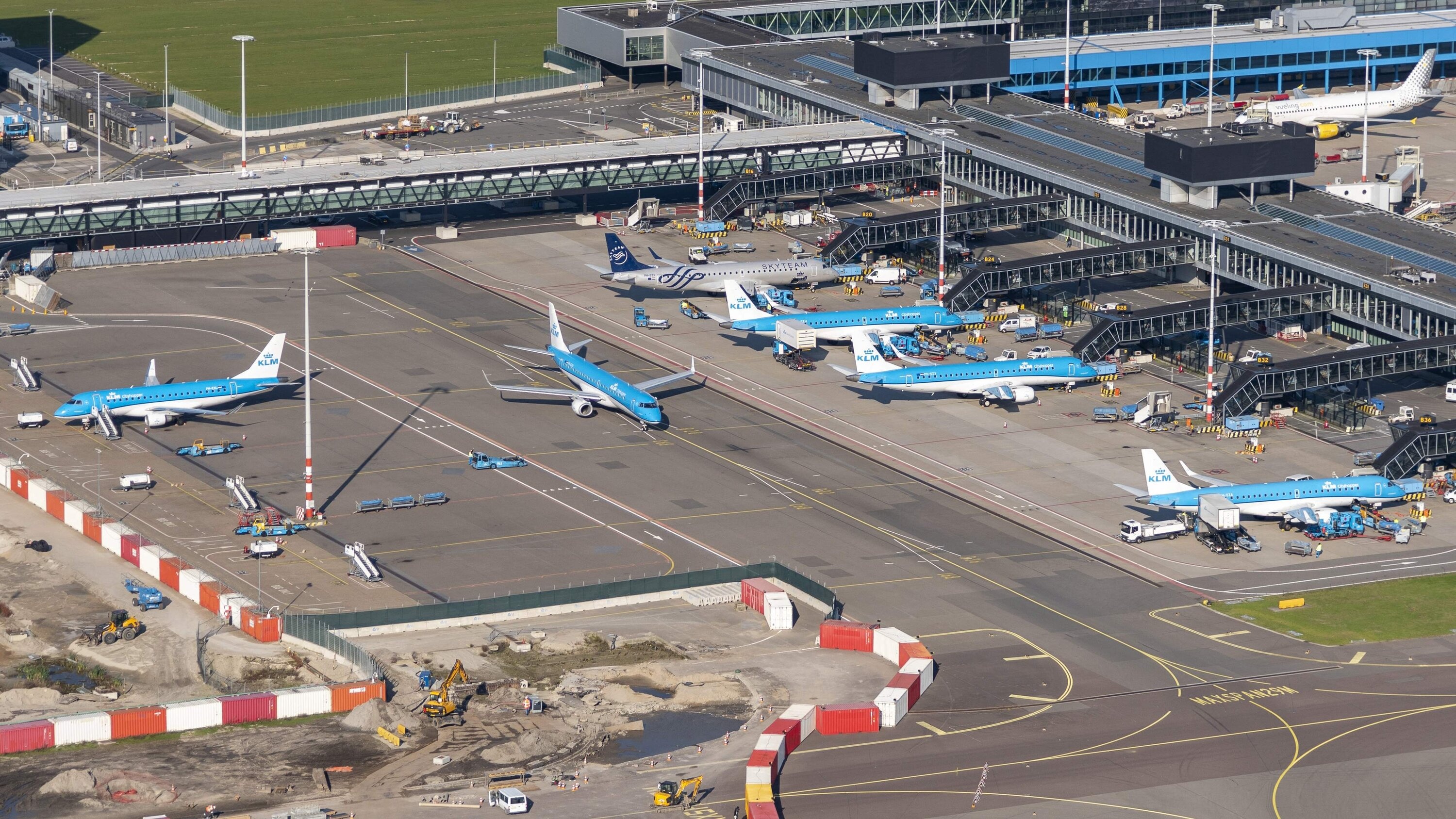 Amsterdam-Schiphol Airport, Stowaway Survival, Plane's Wheel Bay, The New York Times, 3000x1690 HD Desktop