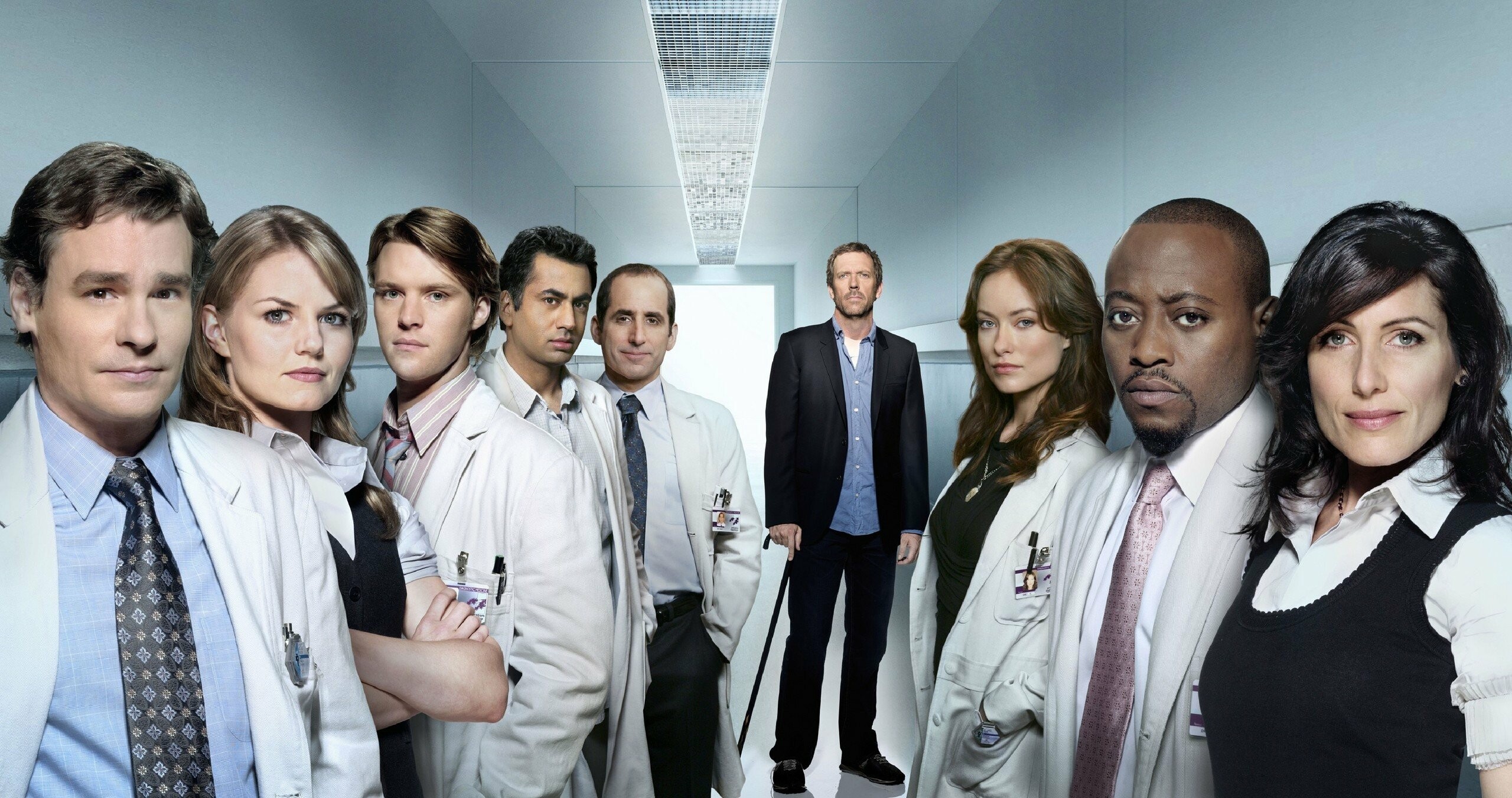 House M.D.: Dr. Robert Chase, Dr. Allison Cameron, Dr. Eric Foreman, Dr. Chris Taub, Lisa Cuddy. 2560x1360 HD Background.