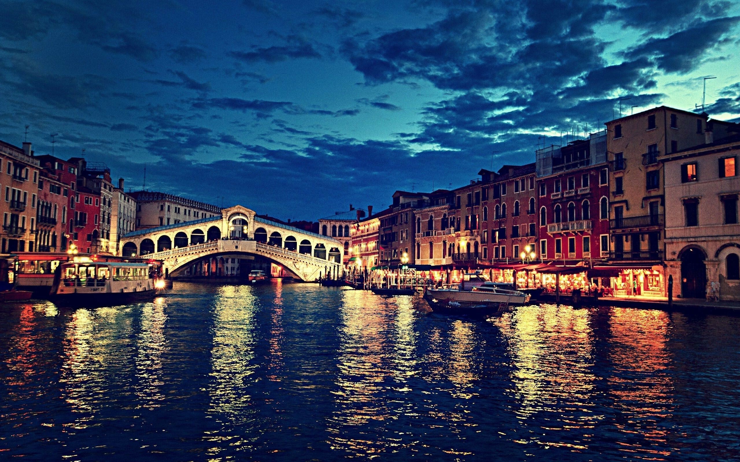 Italy: Venice, Rialto Bridge, Venetian Republic, Veneto Region. 2560x1600 HD Background.