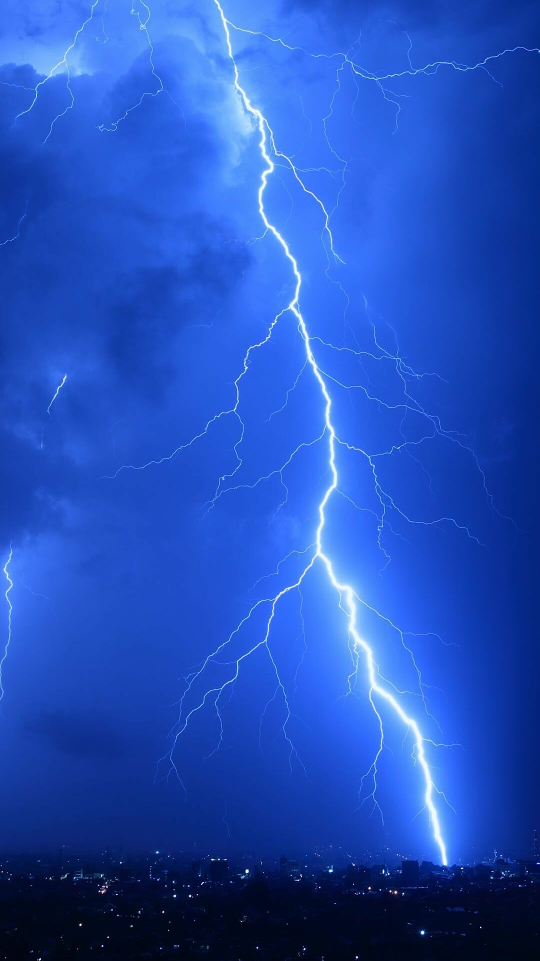 Gewitter, Elektrischer Sturm, Vibrant blauer Blitz, Dunkel und dster, sthetische Vibes, 1080x1920 Full HD Handy