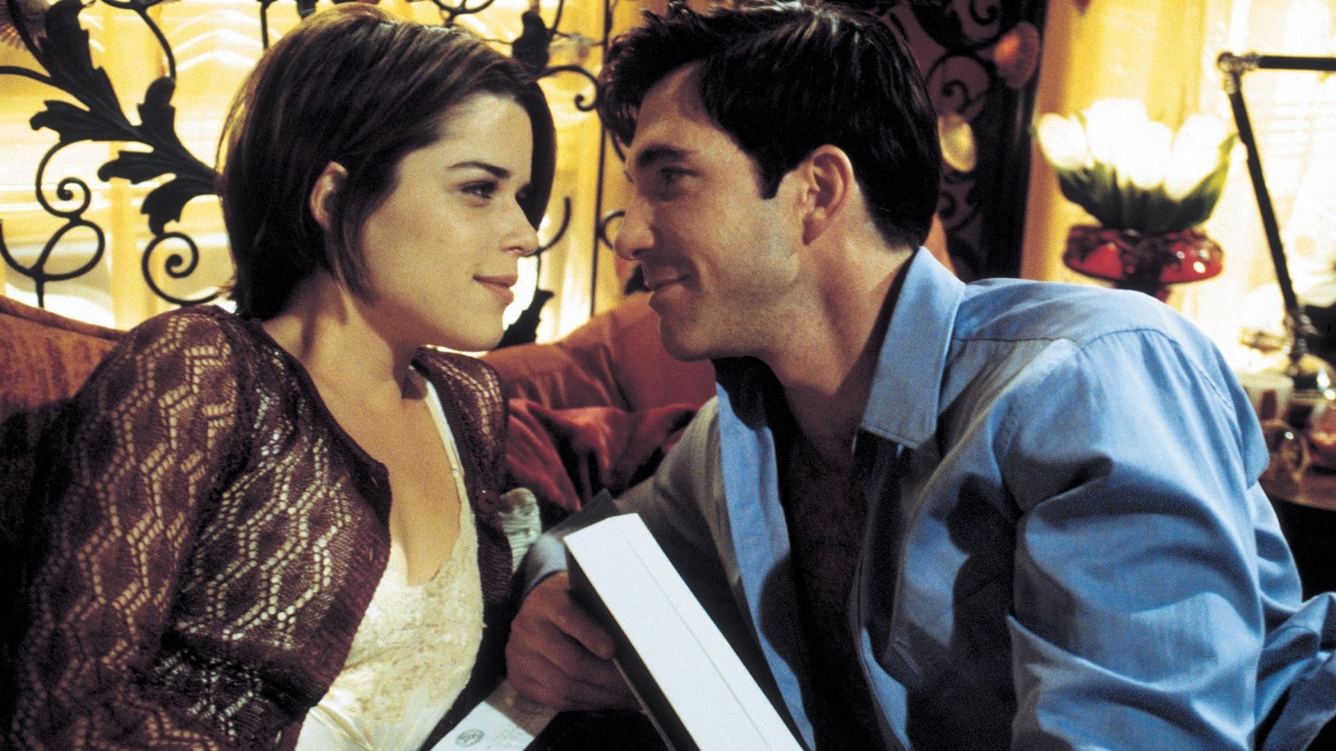 Three to Tango (1999 Movie): Dylan McDermott as Charles Newman and Neve Campbell as Amy Post. 1920x1080 Full HD Background.