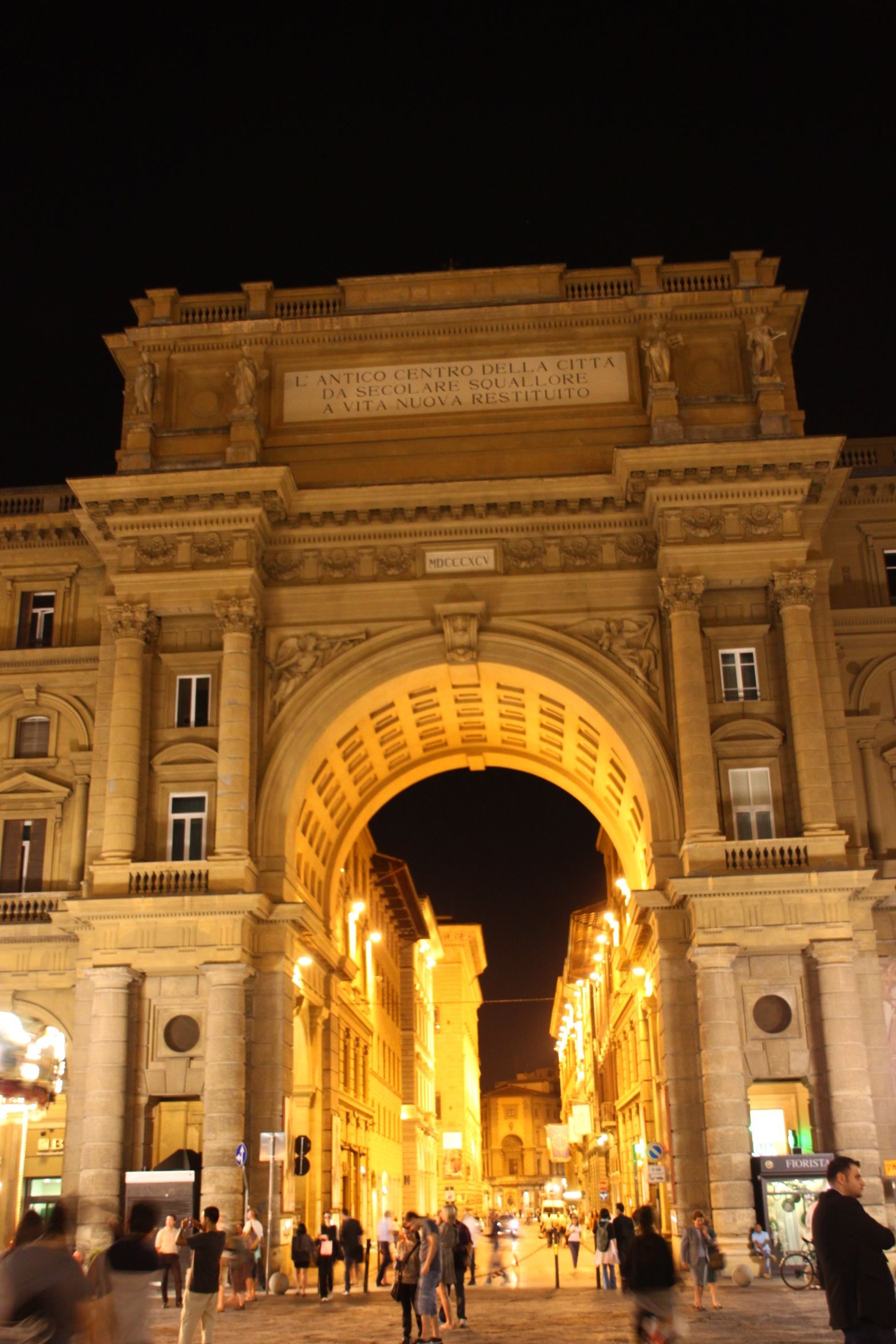City Square: Piazza della Repubblica in Florence, The site of the city's forum, Italy. 1570x2360 HD Wallpaper.