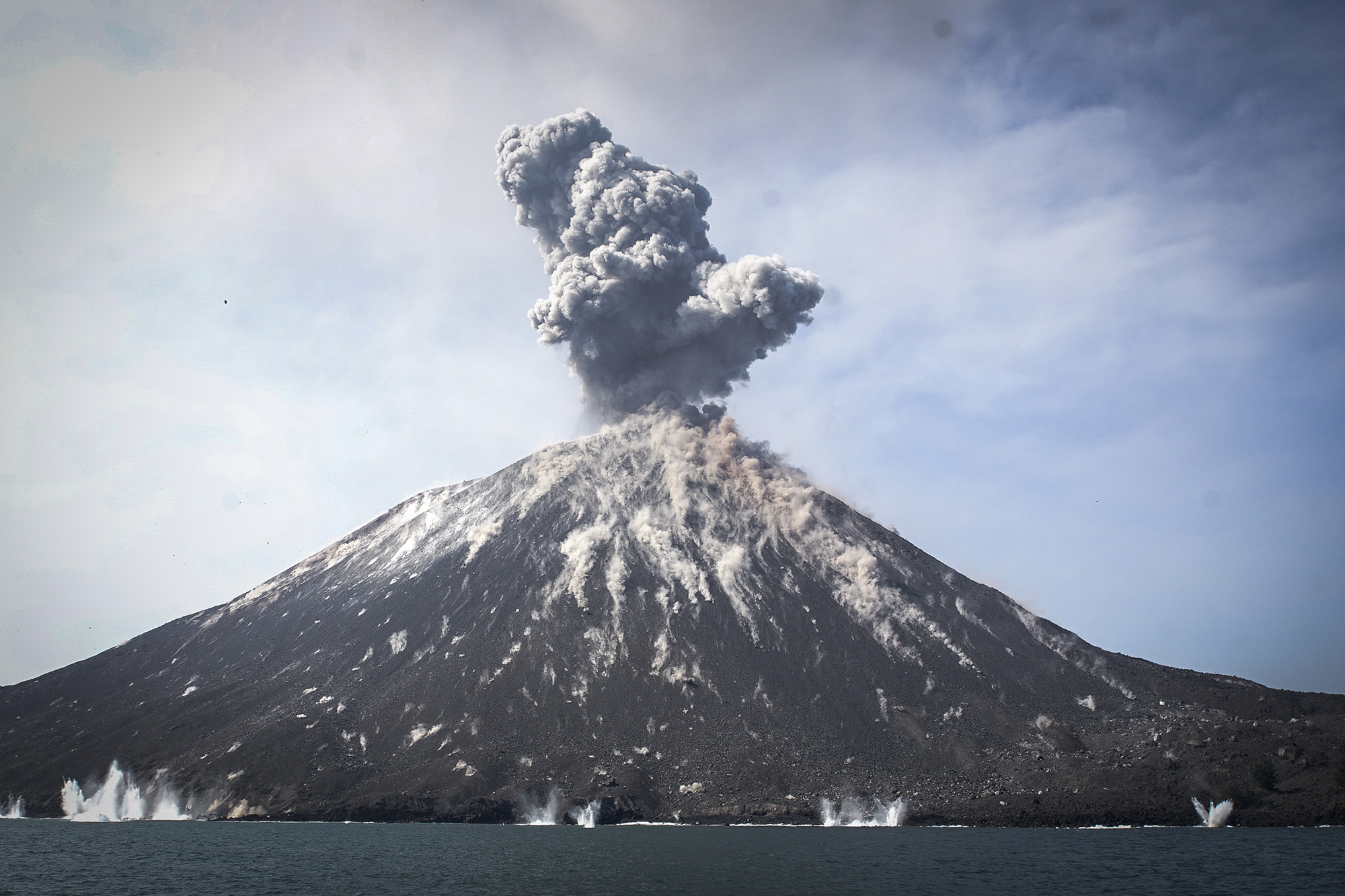 Krakatoa Volcano, Indonesian tsunami, Deadly eruption aftermath, Tragedy news, 2000x1340 HD Desktop