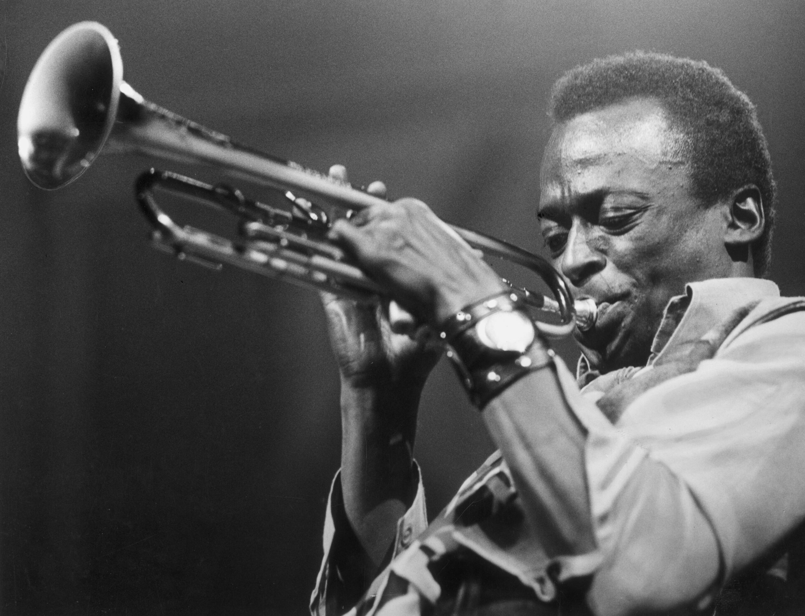 Miles Davis, The angry genius, Complex musical style, Legacy of innovation, 2560x1970 HD Desktop