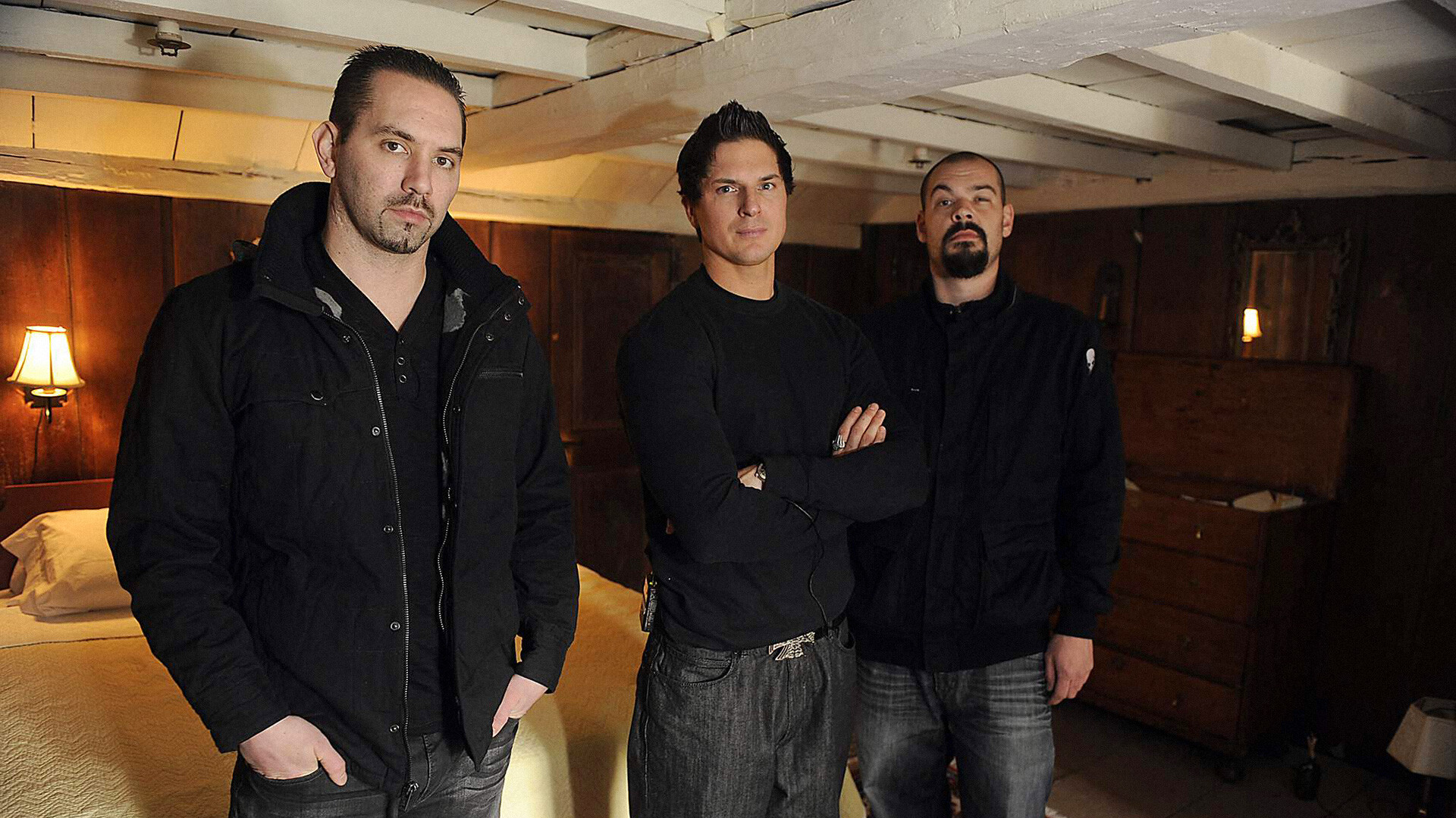 Ghost Adventures (TV Series): Nick Groff, Zak Bagans, and Aaron Goodwin are pictured at the Wayside Inn room 9, Valentine's Day Special. 1920x1080 Full HD Background.