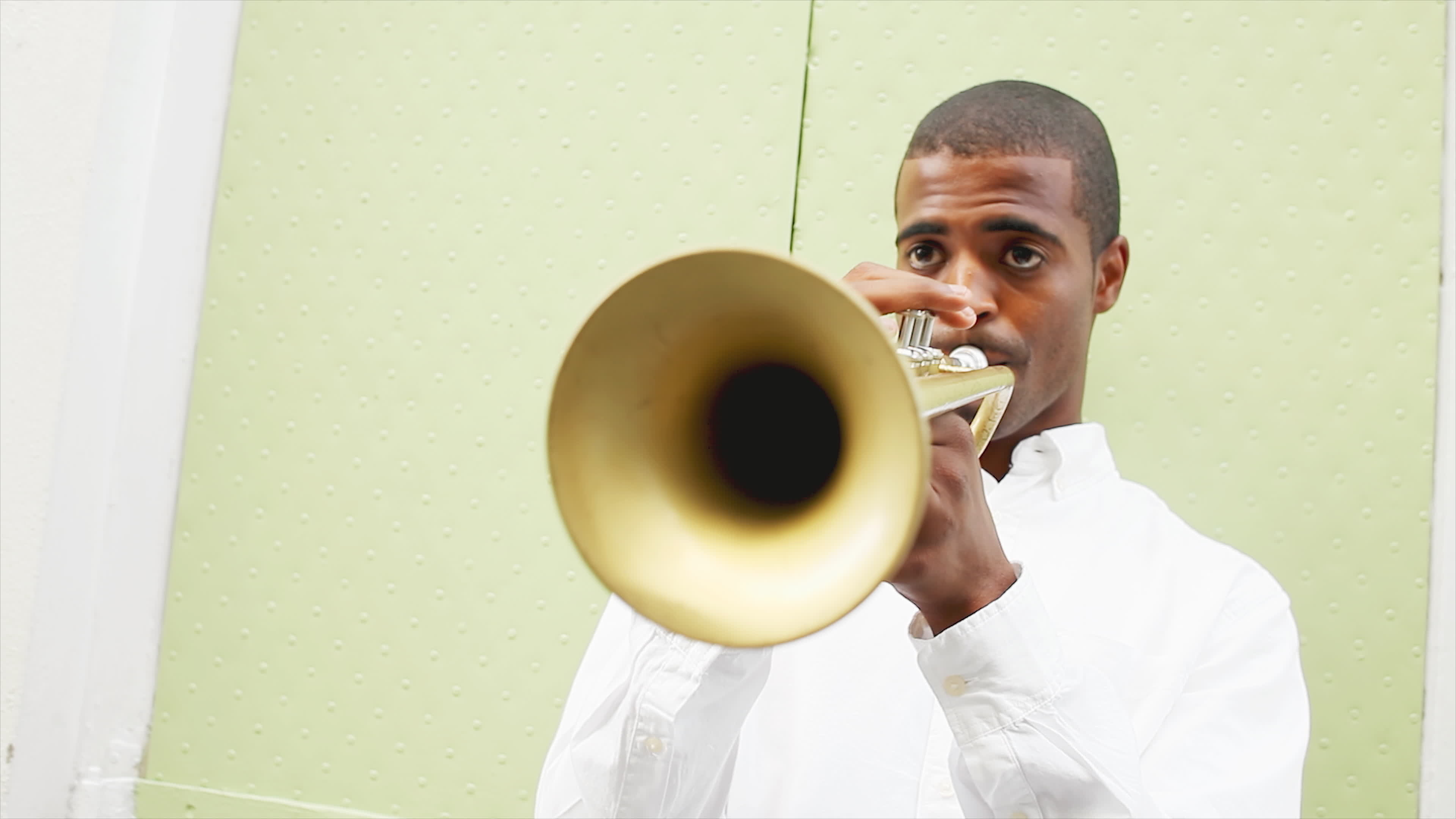 Black man playing trumpet, Outdoor performance, 3840x2160 4K Desktop