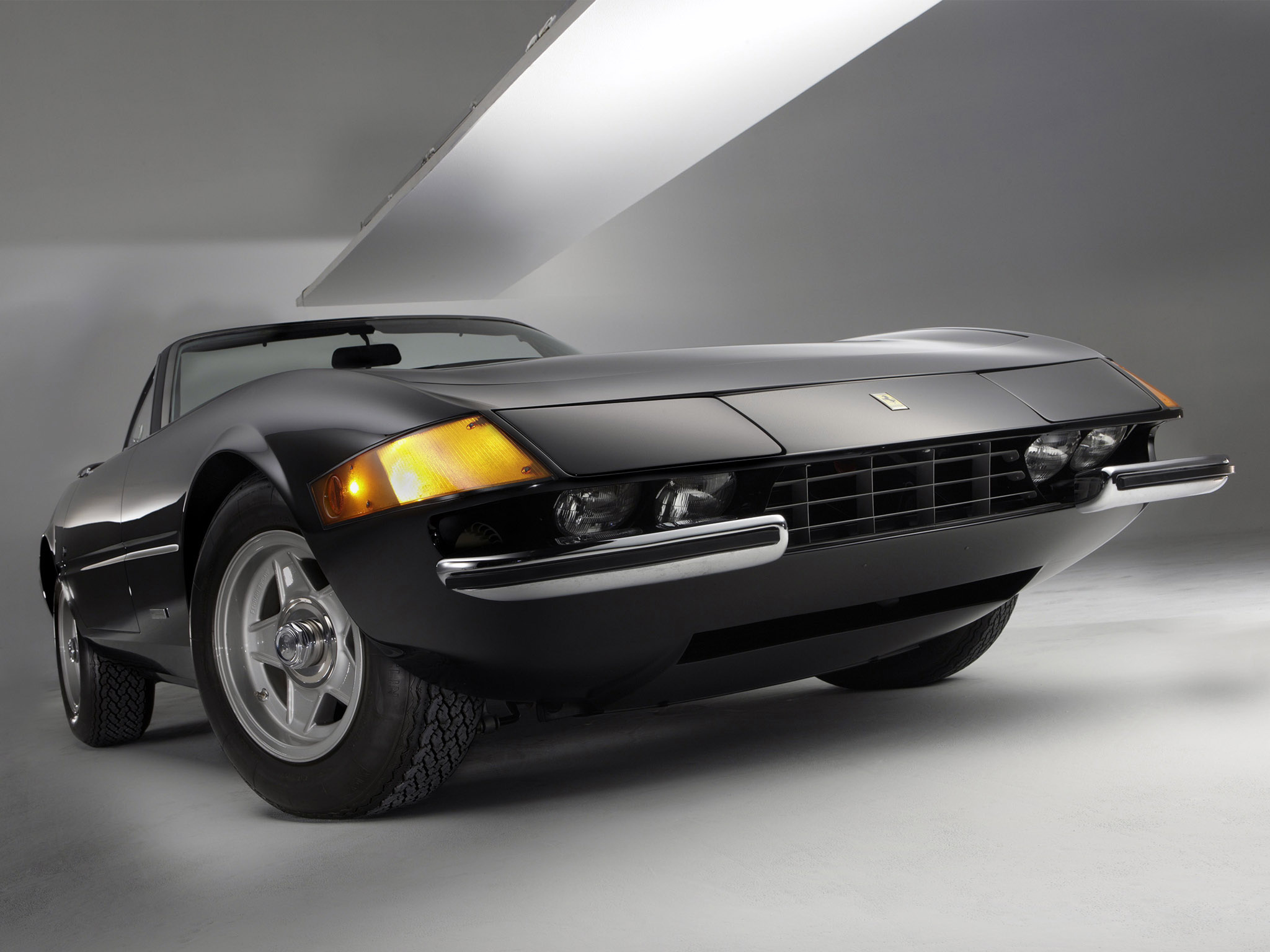 Ferrari Daytona, Timeless elegance, Supercar legend, Captivating presence, 2050x1540 HD Desktop