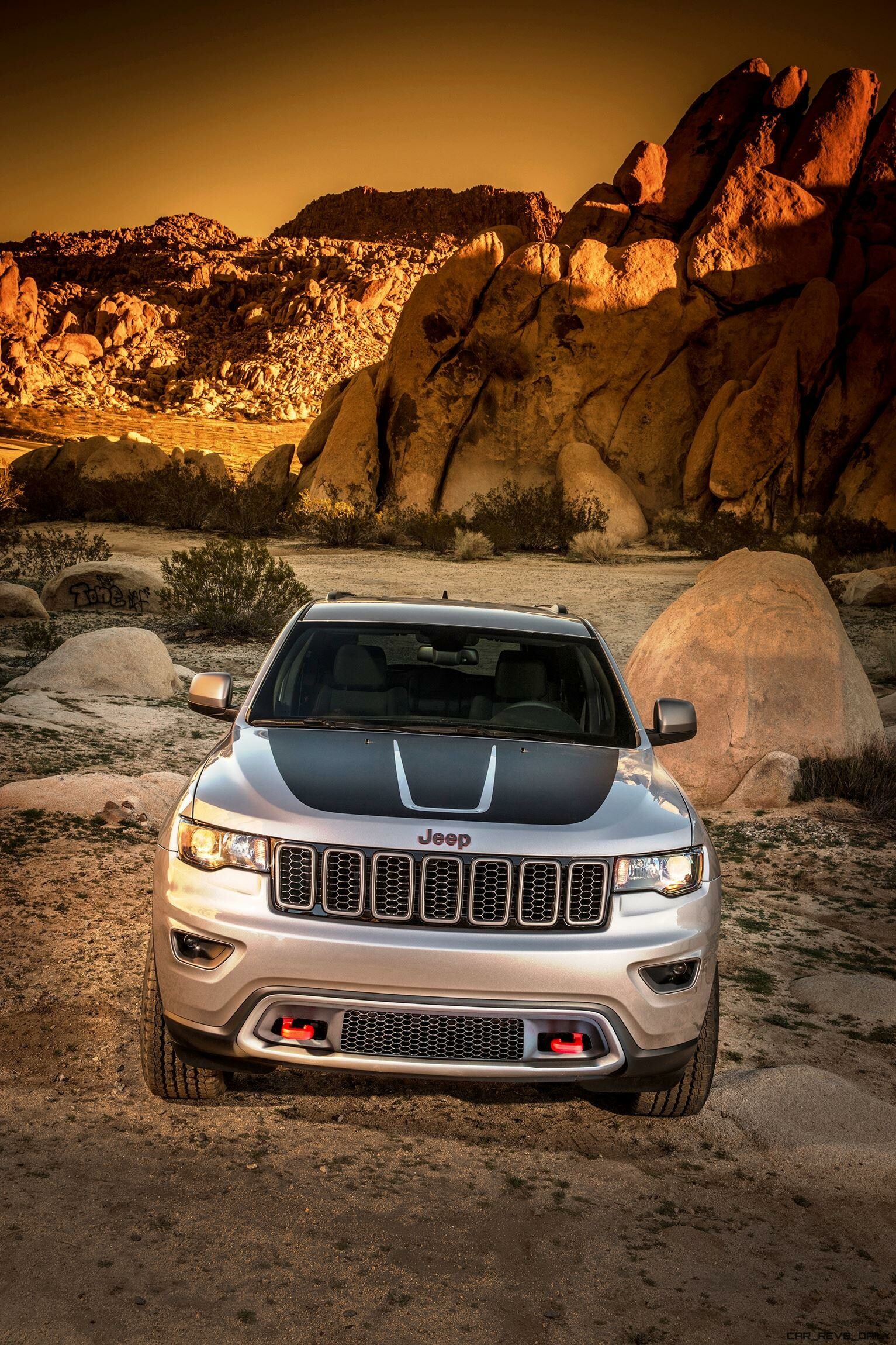 Jeep Grand Cherokee: Trailhawk package, Includes 1-inch suspension lift for added ground clearance. 1540x2300 HD Background.