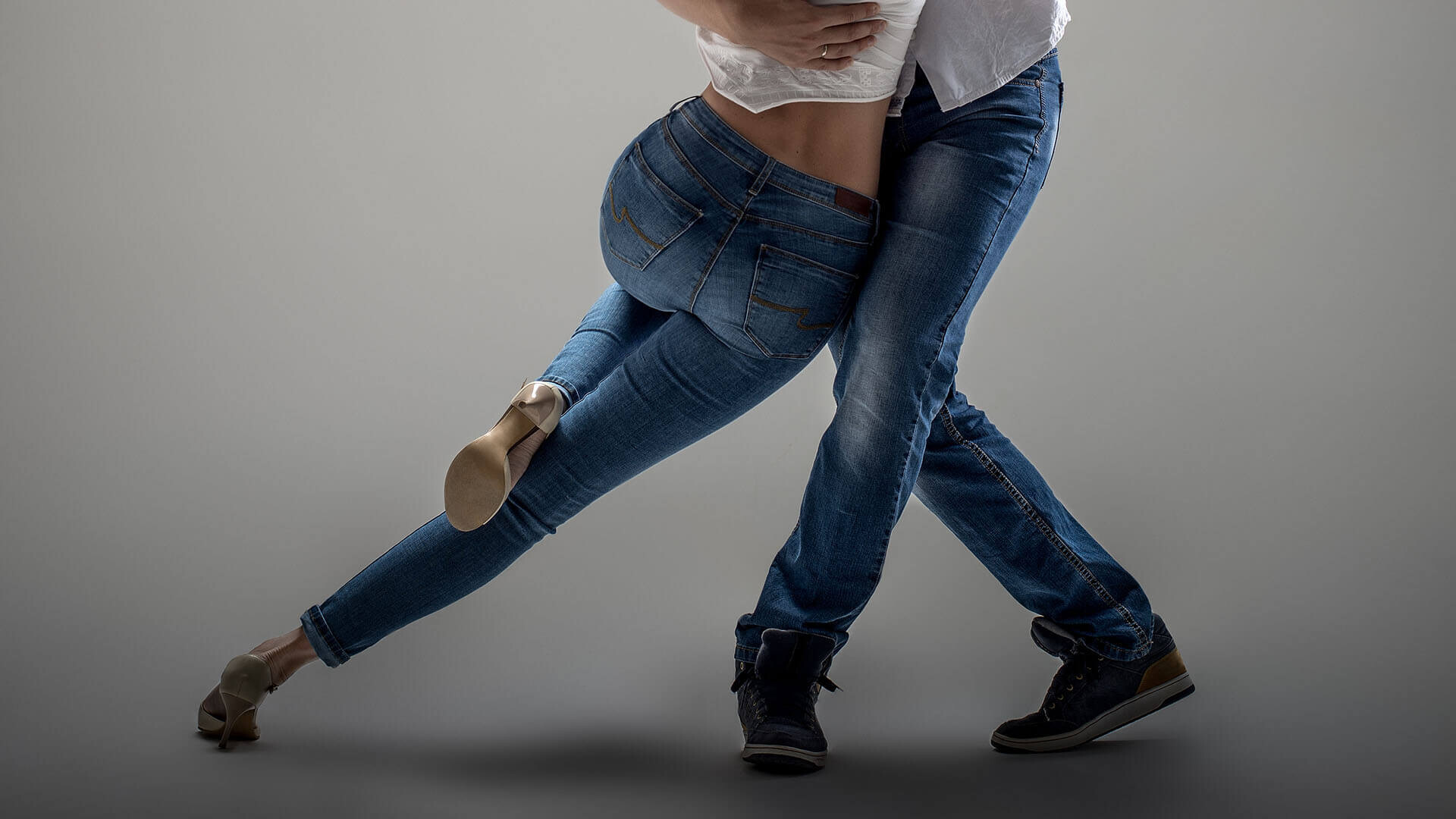 Kizomba: A slow dance, that combine knee flexion with ascending and descending rhythms, as well as hip rotations. 1920x1080 Full HD Wallpaper.