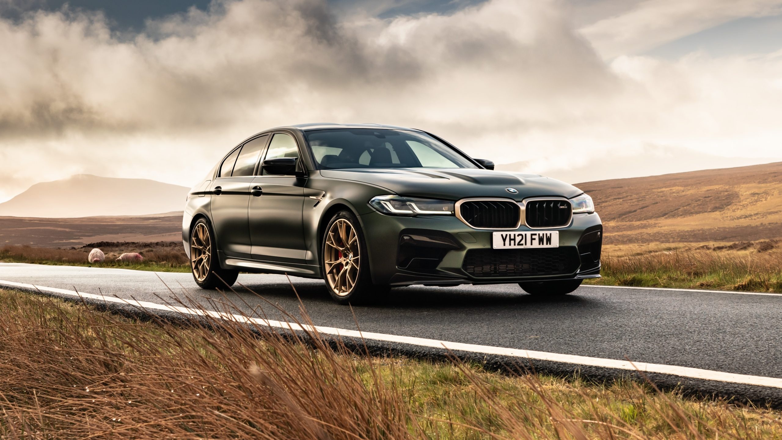 BMW M5 CS 2021, Exclusive performance, Striking aesthetics, Unwavering speed, 2560x1440 HD Desktop