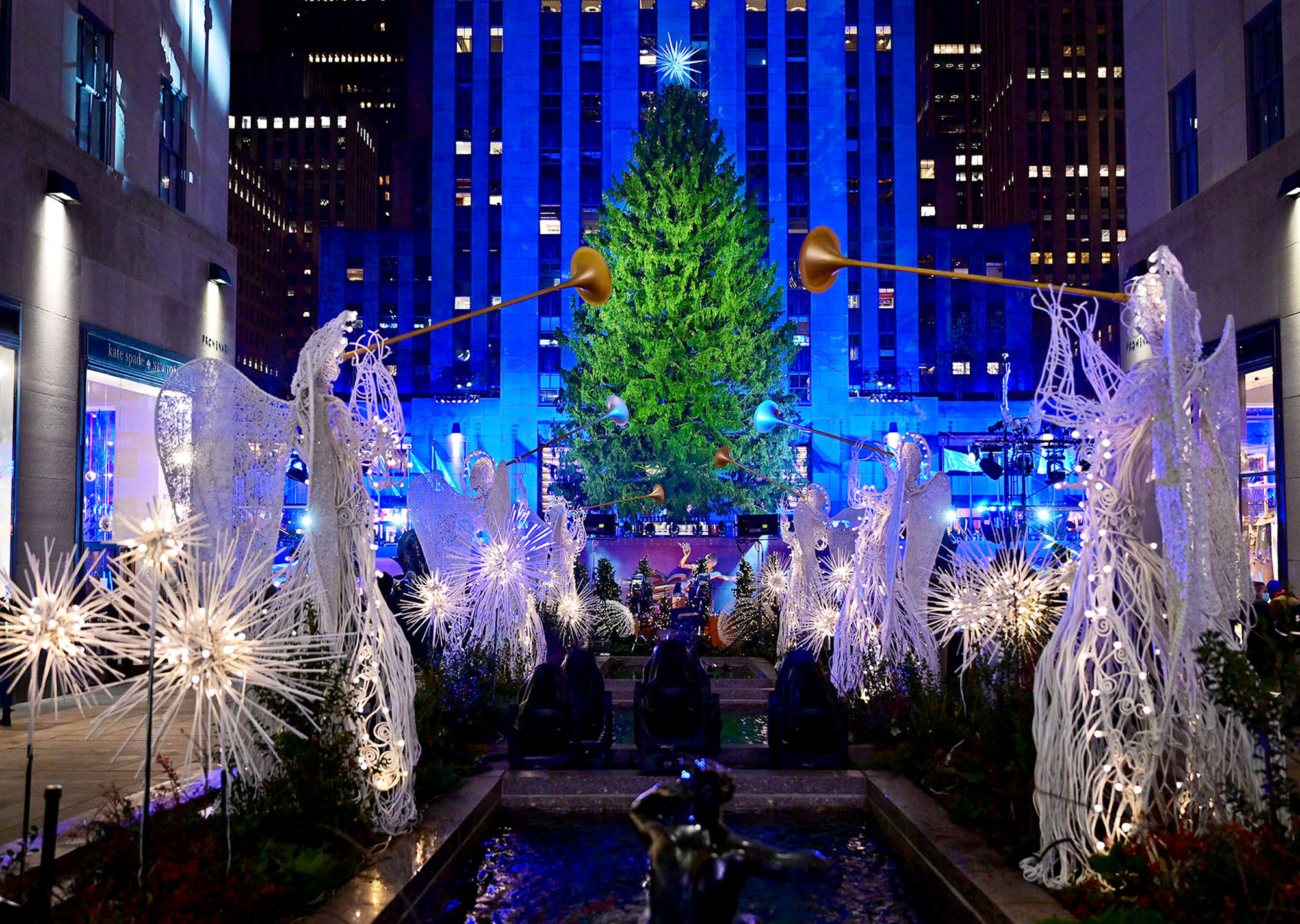 New York Christmas: Rockefeller Xmas tree, Festive holiday decorations. 2000x1430 HD Wallpaper.