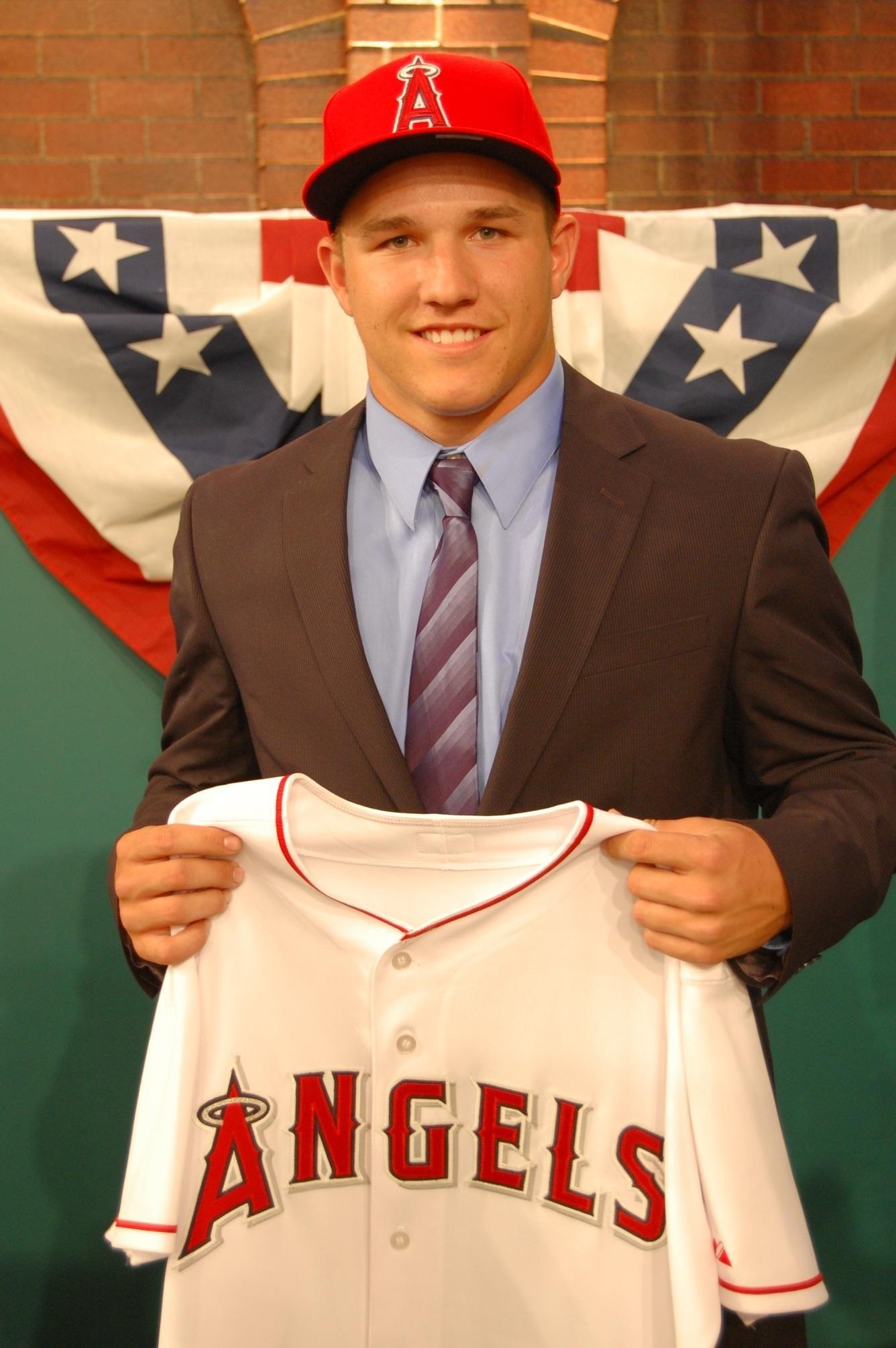 Los Angeles Angels, Mike Trout catch, Epic wall grab, Baseball superstar, 1340x2010 HD Phone