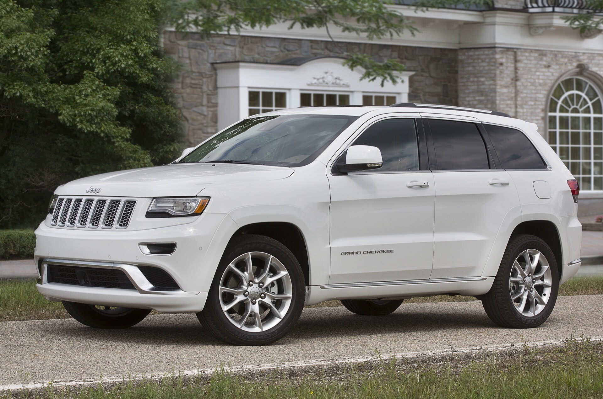 Jeep Grand Cherokee: Jeep's mid-size SUV model, Vehicles, A unibody chassis. 1920x1280 HD Background.