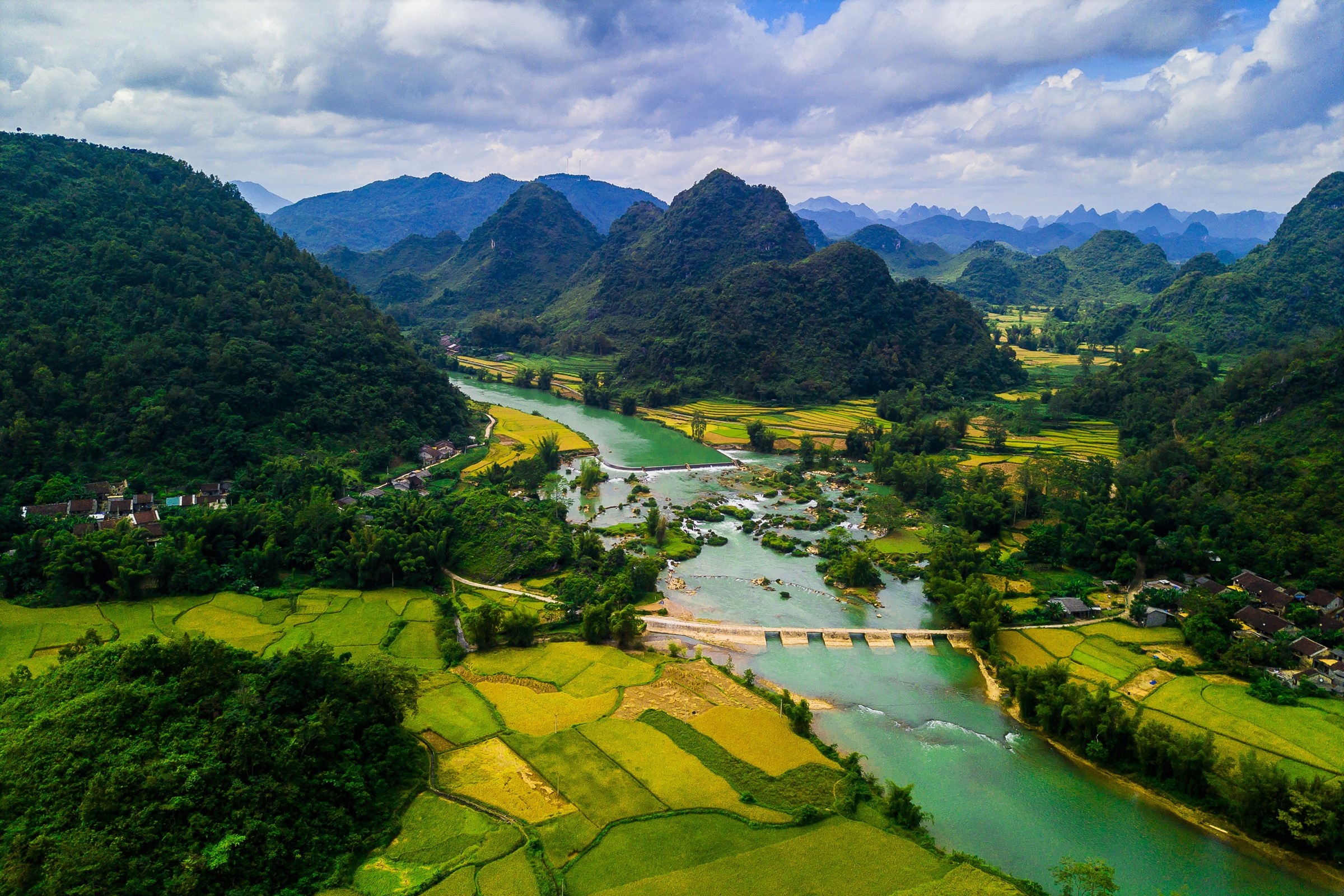 Vietnam Landscape, Breathtaking beauty, Tranquil background, Captivating imagery, 2400x1600 HD Desktop
