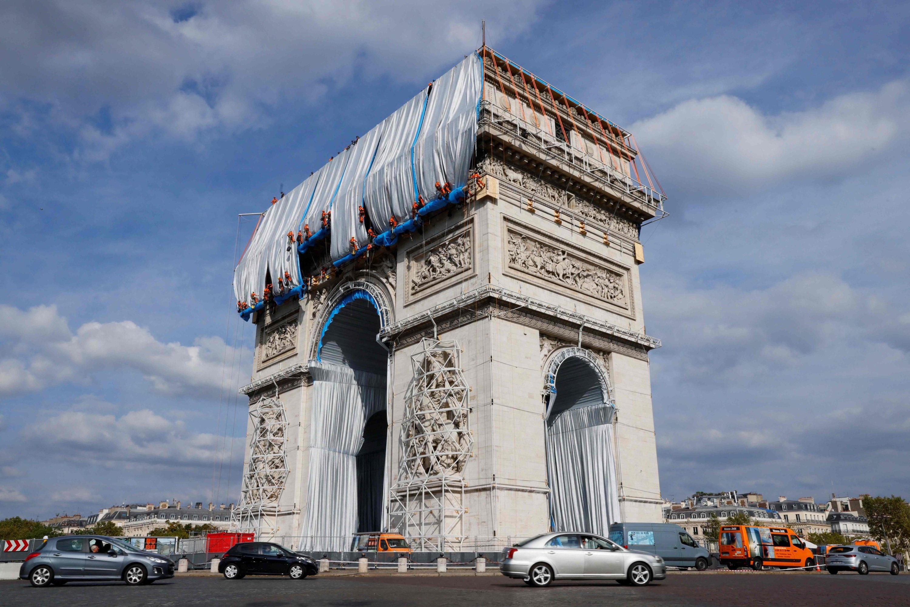 Arc de Triomphe, Tourist confusion, Paris art installation, Unusual sight, 3000x2000 HD Desktop