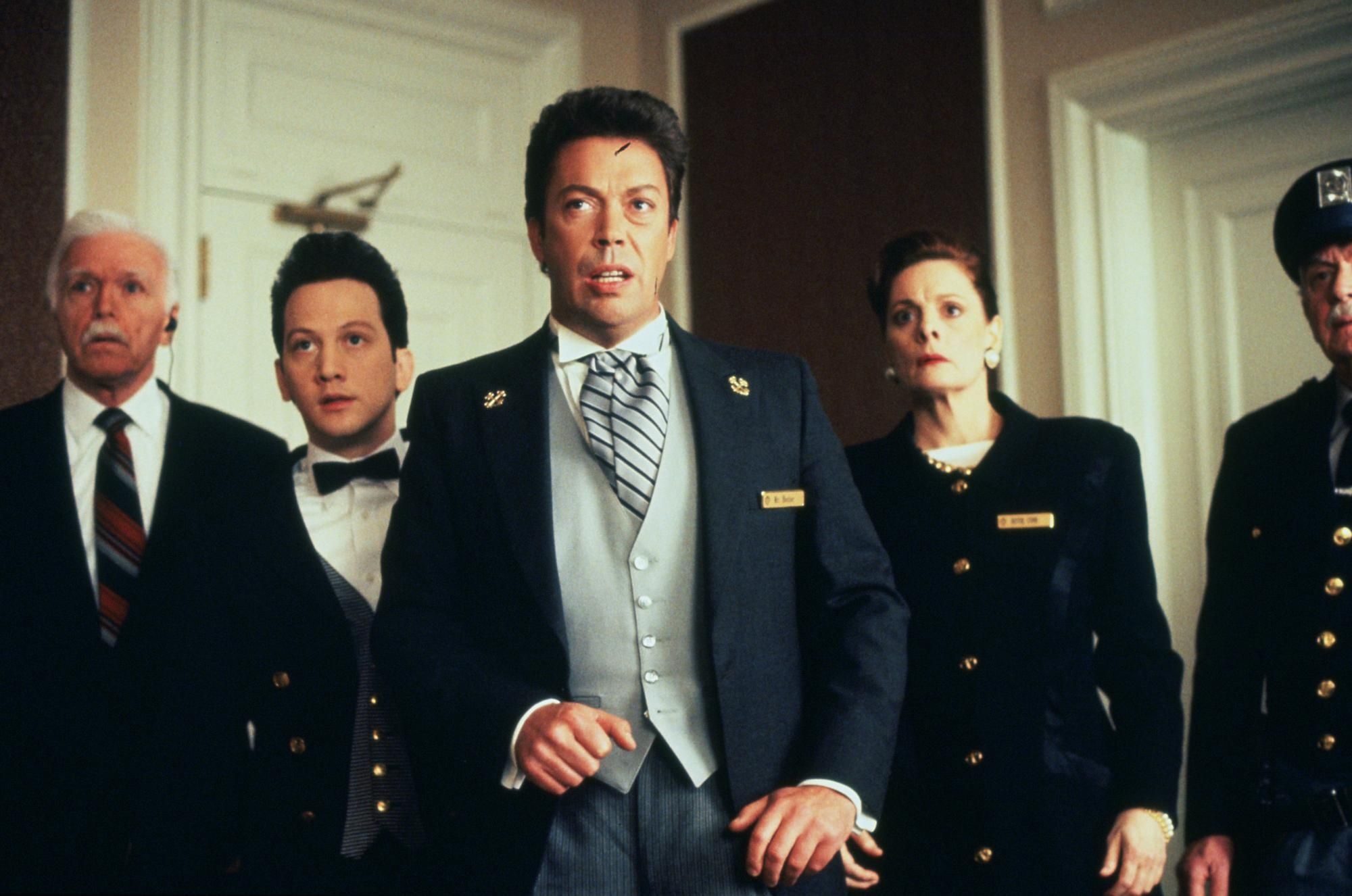 Home Alone 2, Hotel staff characters, Concierge and bellman, Comedic moments, 2000x1330 HD Desktop