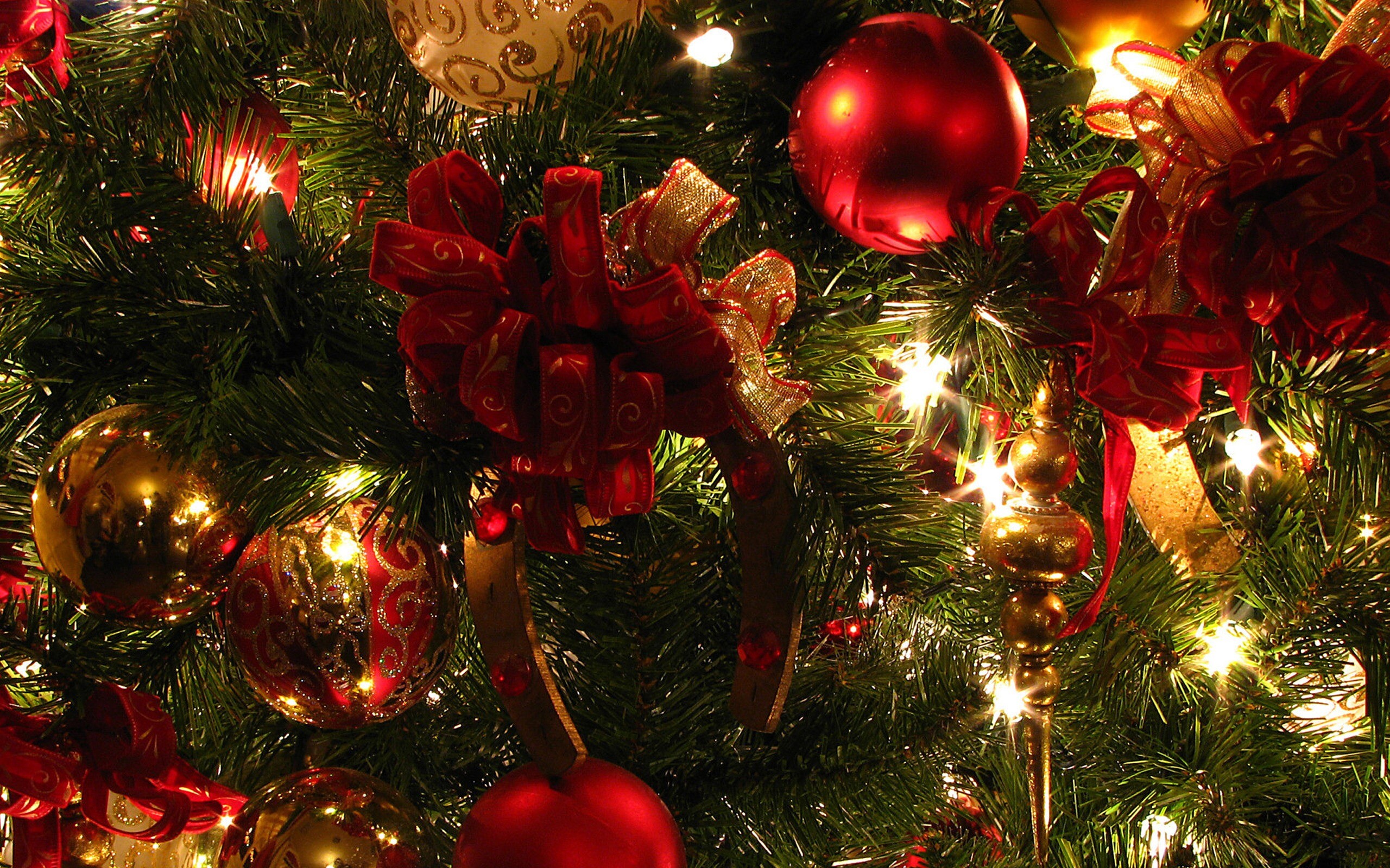 Christmas Ornament: Often passed on and augmented from generation to generation, Festive season. 2560x1600 HD Background.