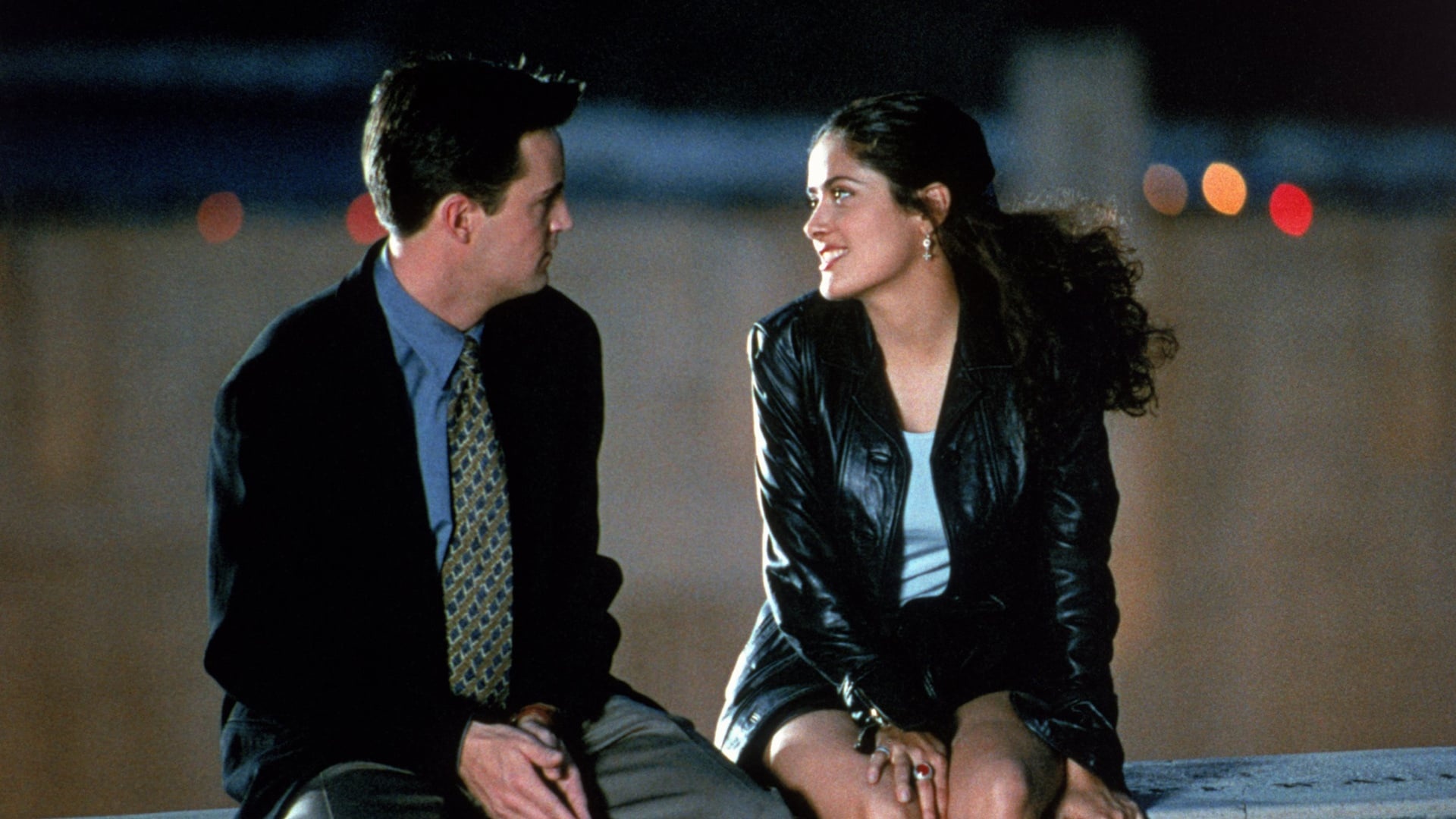 Fools Rush In (Movie): Matthew Perry and Salma Hayek as the leading characters of a romantic comedy film. 1920x1080 Full HD Background.