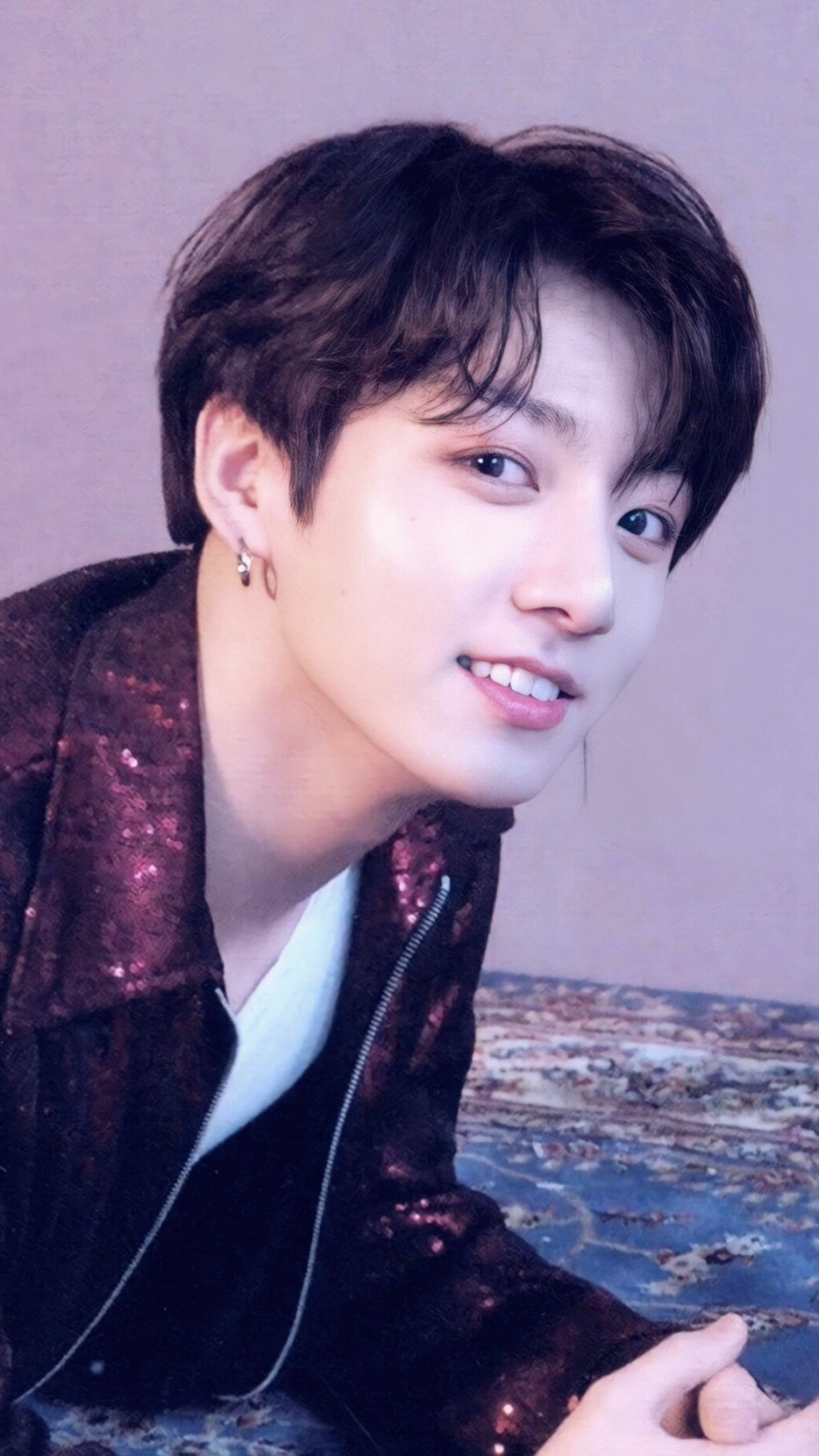 Jungkook: Known for the nickname “Sold Out King” as items that he is seen using often sell out quickly. 1160x2050 HD Wallpaper.
