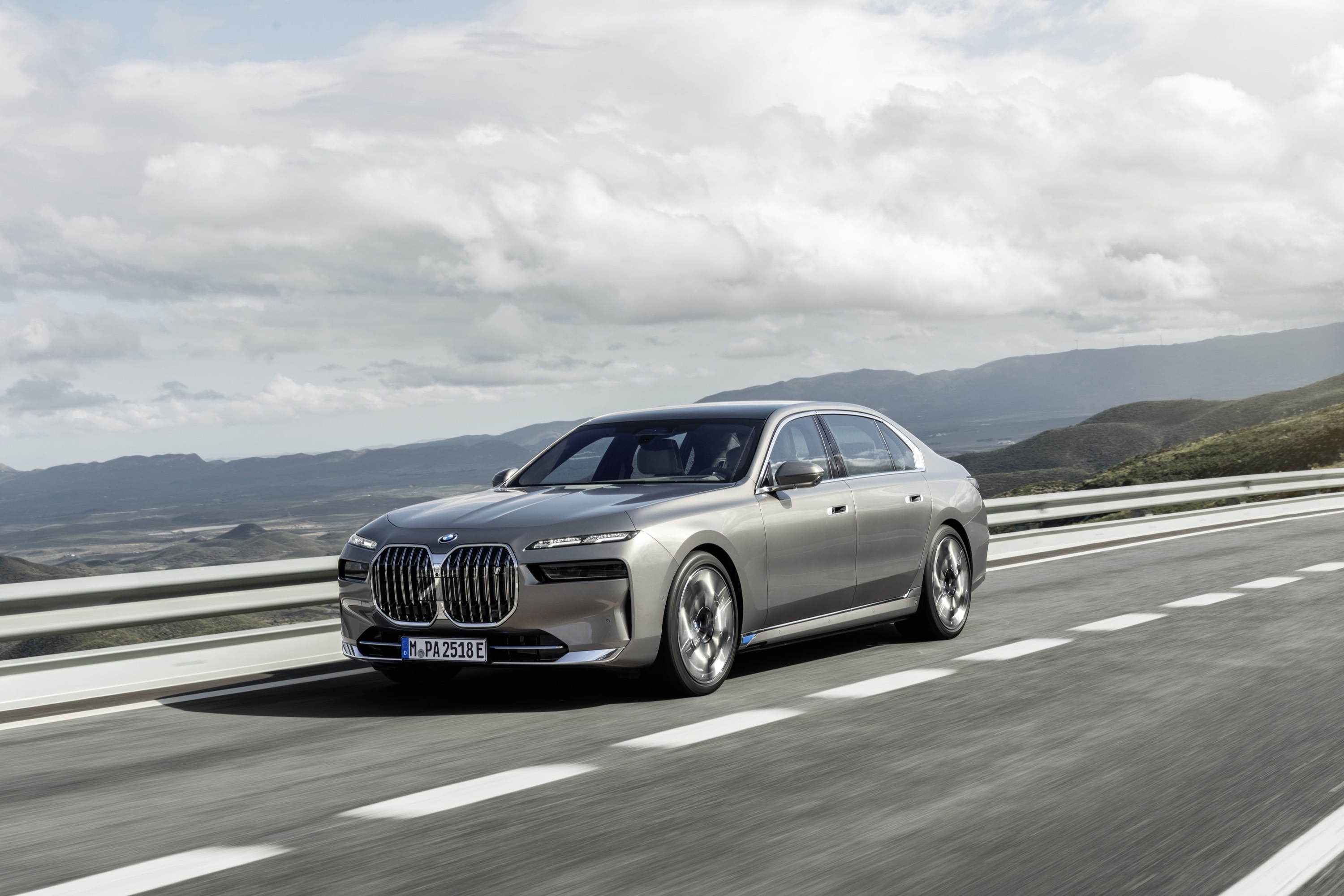 BMW 7 Series, 2023 model, Technological advancements, Digital luxury experience, 3000x2000 HD Desktop