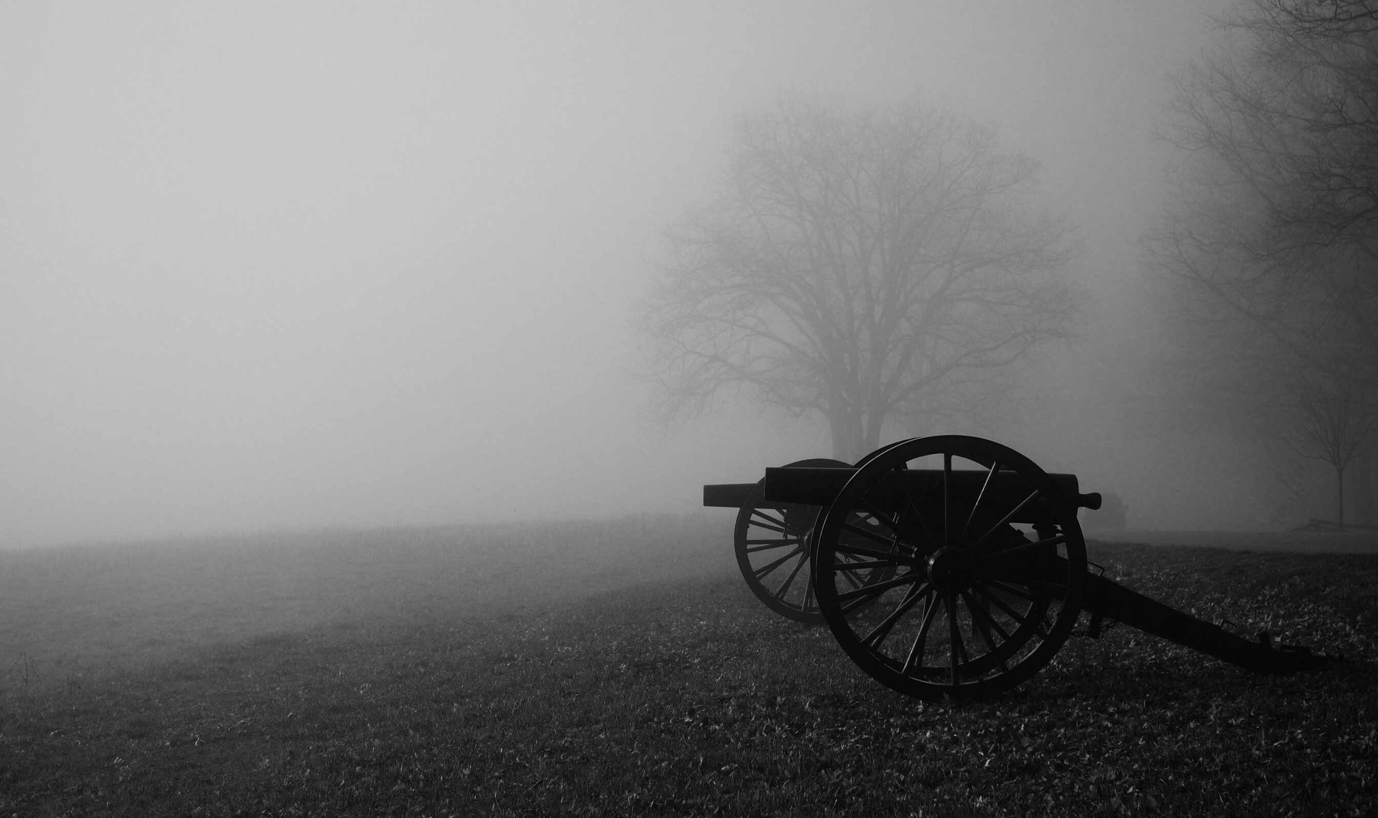 Gettysburg: Monochrome foggy cannons used by the infantry troops during the American Civil War. 2690x1600 HD Wallpaper.