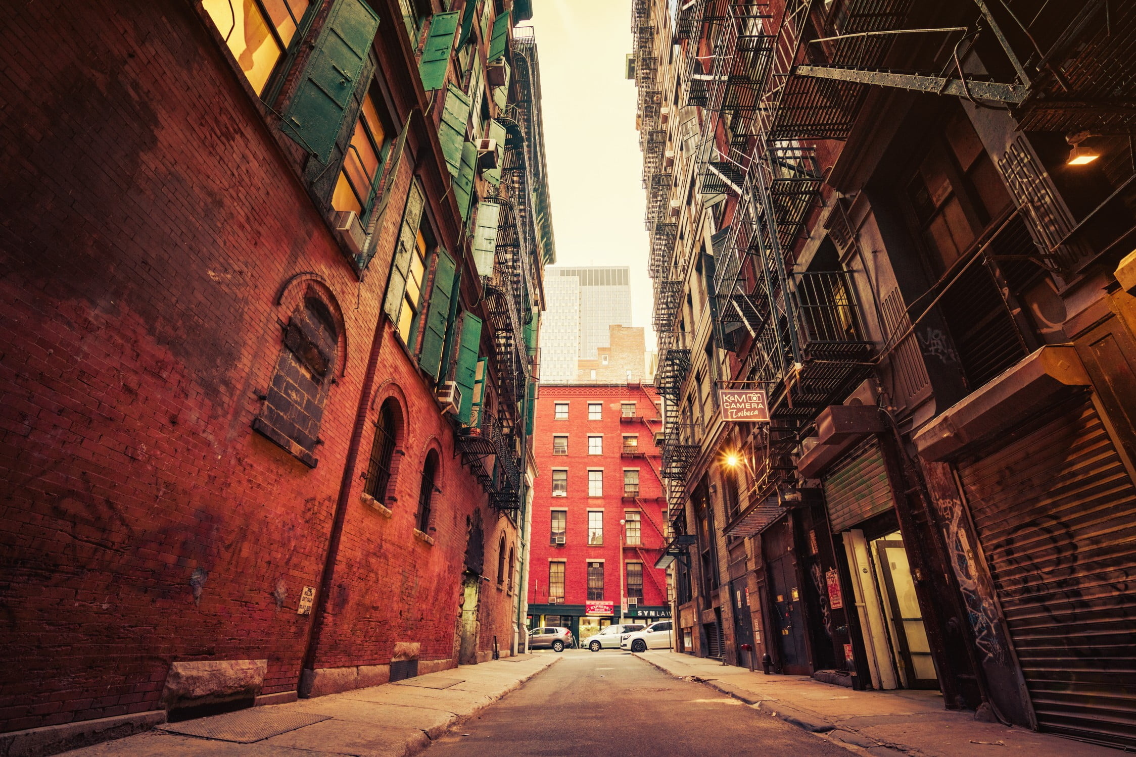 Alley: Side street in Brooklyn, Red brick buildings, Skyscraper in the background, New York. 2250x1500 HD Background.