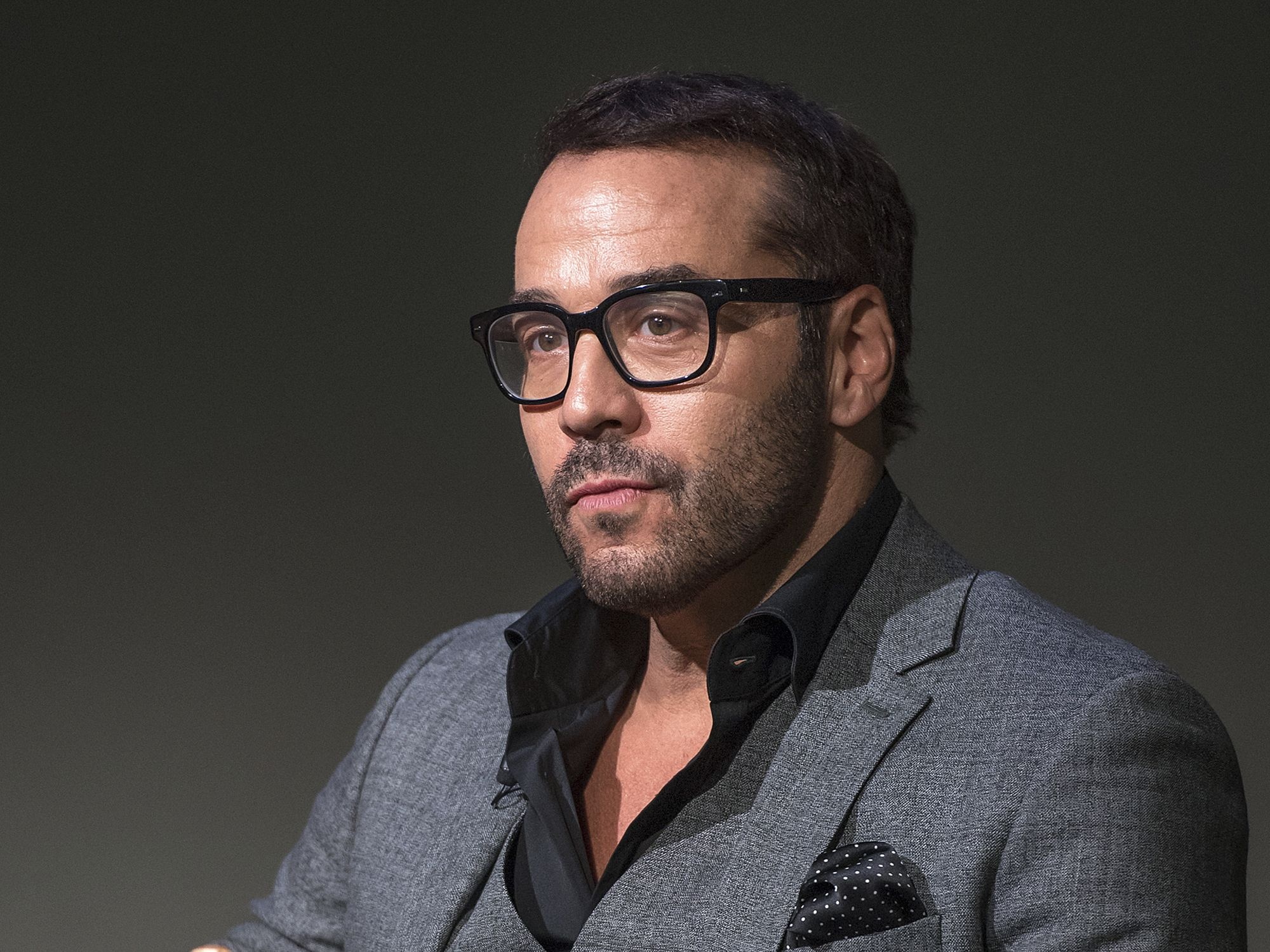 Jeremy Piven: Entourage, An American performer who portrayed Arnie in 2000 film The Family Man. 2000x1500 HD Wallpaper.