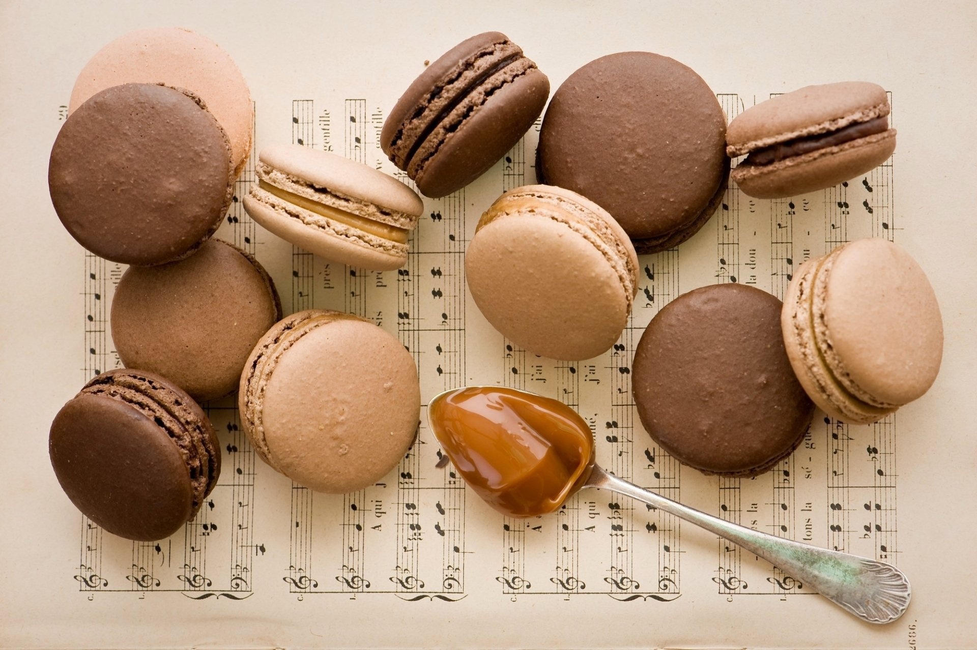 Macaron: Cookie, crunchy on the outside but soft in the middle. 1920x1280 HD Background.